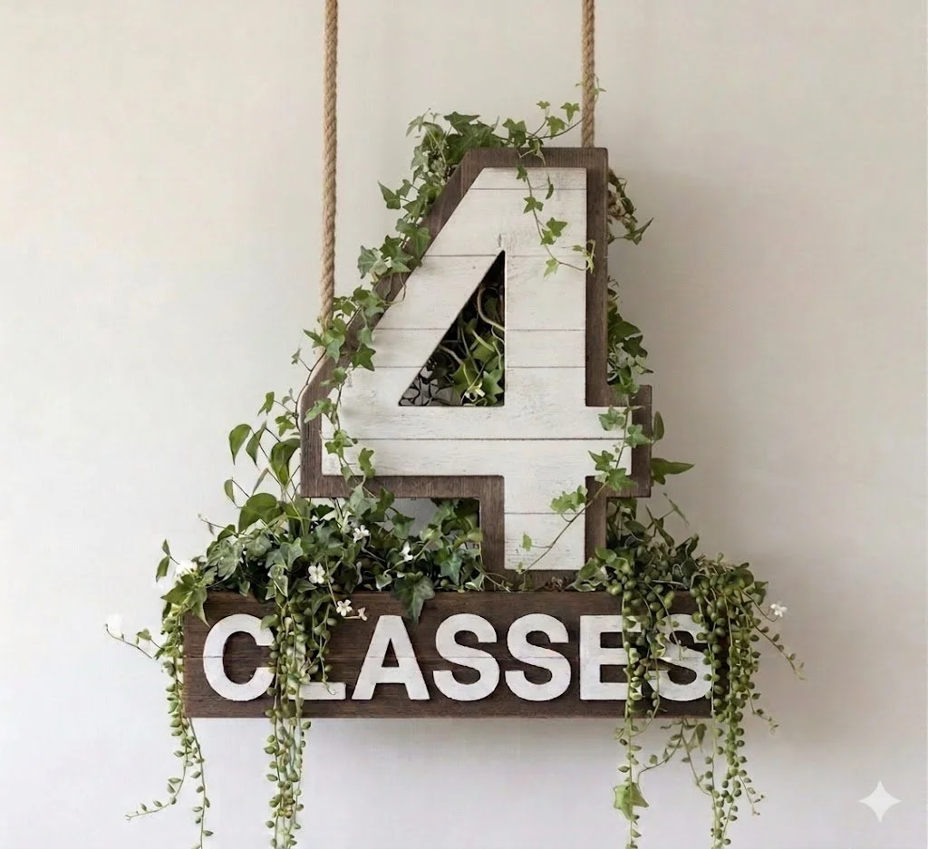 Decorative sign with the number 4 and the word 'classes', decorated with green vines and small white flowers.
