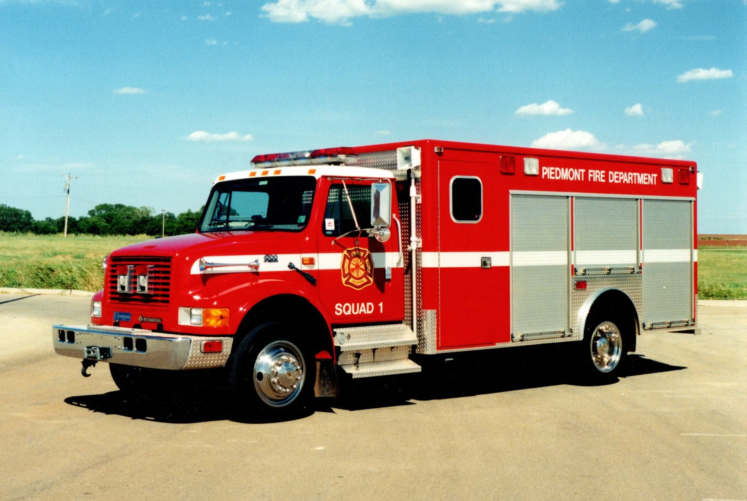 Squad 1 - 1997 International/Boardman, E-0025 - DA - sold to Walnut Ridge, AR
 
 
Squad 1 was the first Boardman rescue to sport to crew area behind the cab. 
