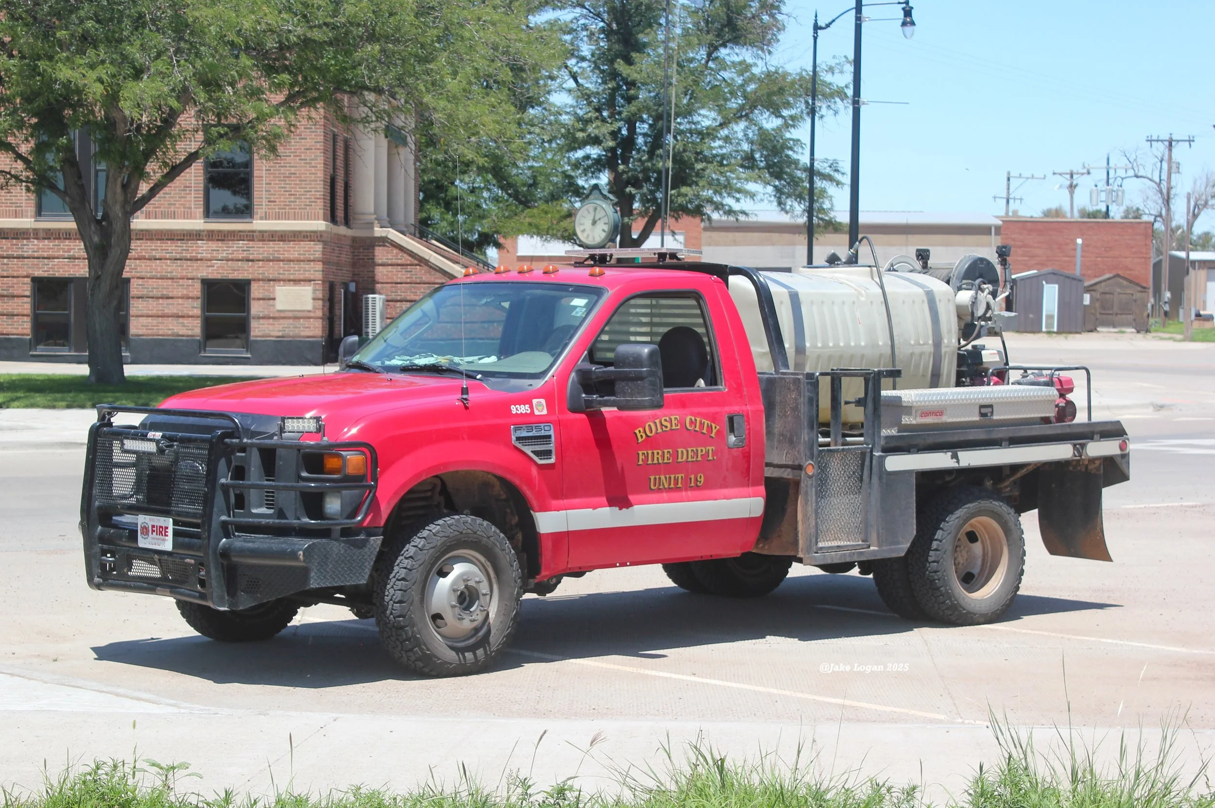 Unit 19 - 2008 Ford F350/BCFD - 100 IPT/300 Tank - Gas/Auto
 
 
Unit 19 was built in house. The cab and chassis was received through a large statewide grant.