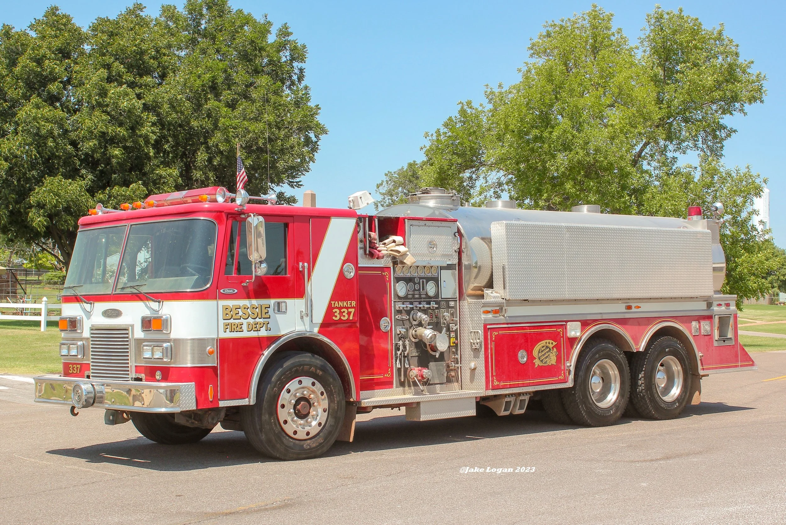 Tanker 1 - 1991 Pierce Dash, Job #F2677 - 1250 Waterous/3000 Tank - Diesel/Auto - ex-Bath, OH
 
 
This beautiful pumper/tanker originally served in Bath, Ohio. Bessie took ownership of this beast in 2011. It was originally designated as Tanker 337, a