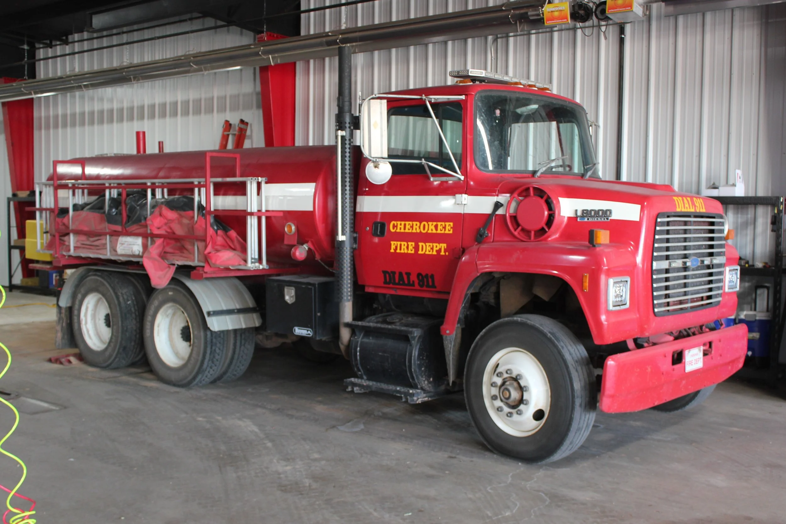 Tanker _ - 1992 Ford L8000/Unknown - ?/2500 - Diesel/Auto