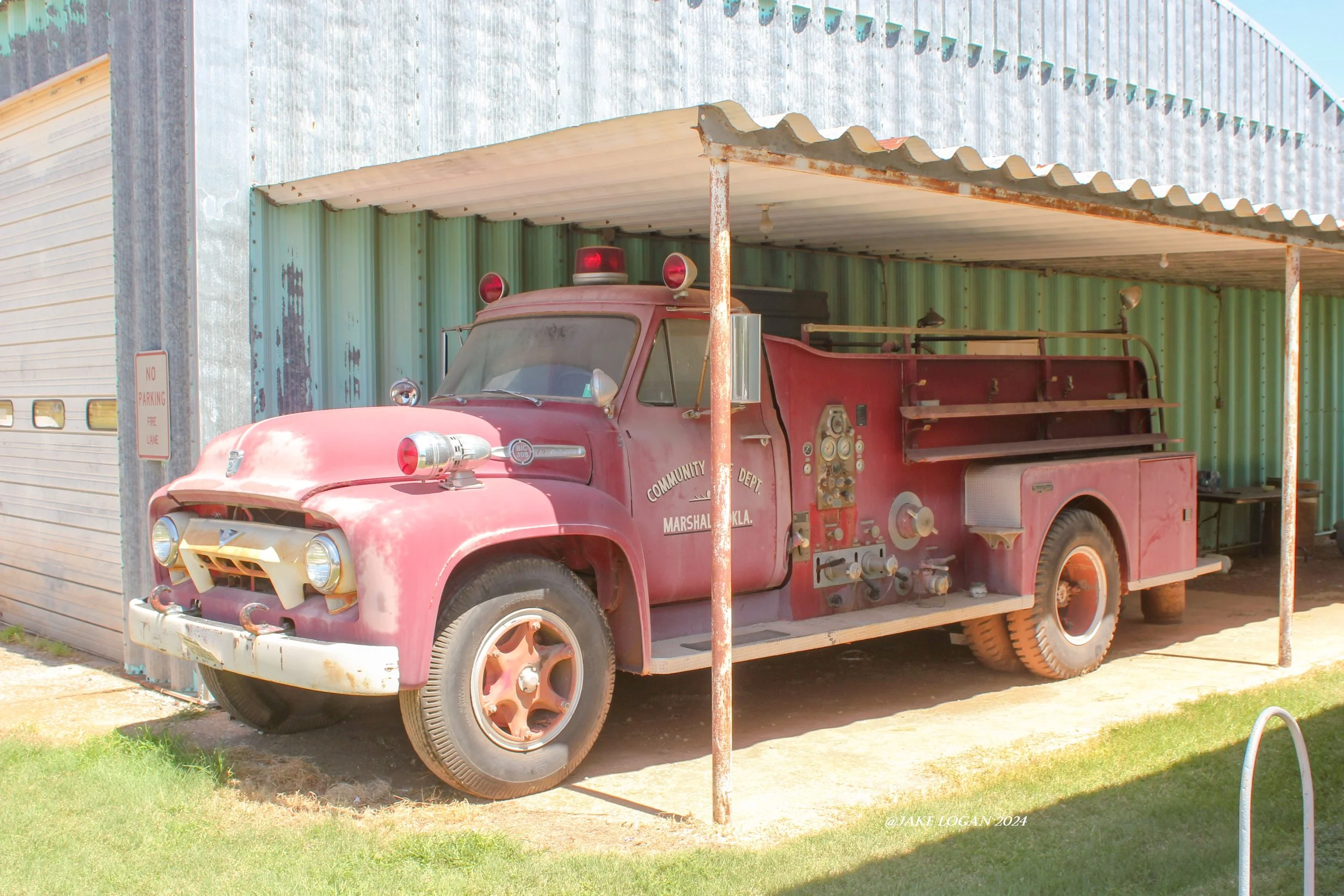 Truck 5 - 1954 Ford/Seagrave H-3470
750/300 - Gas/manual
 
 
Unknown why it was taken out of service or for how long, this former Seminole Seagrave now sits outside the departments southern station.