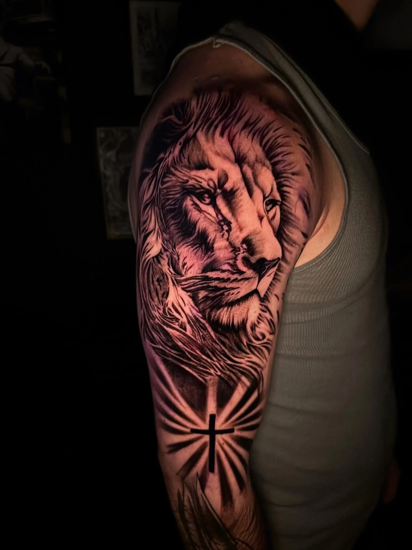 This one speaks for itself 🔥
Detail, shading, and presence on another level.

Tattoo done by Eric Bon Zippa. Go visit his IG to book your next tattoo appointment. 🦁🖤 www.bonzippa.com

#austintattooshop  #atxtattoo #austintattooartist #austintattoo