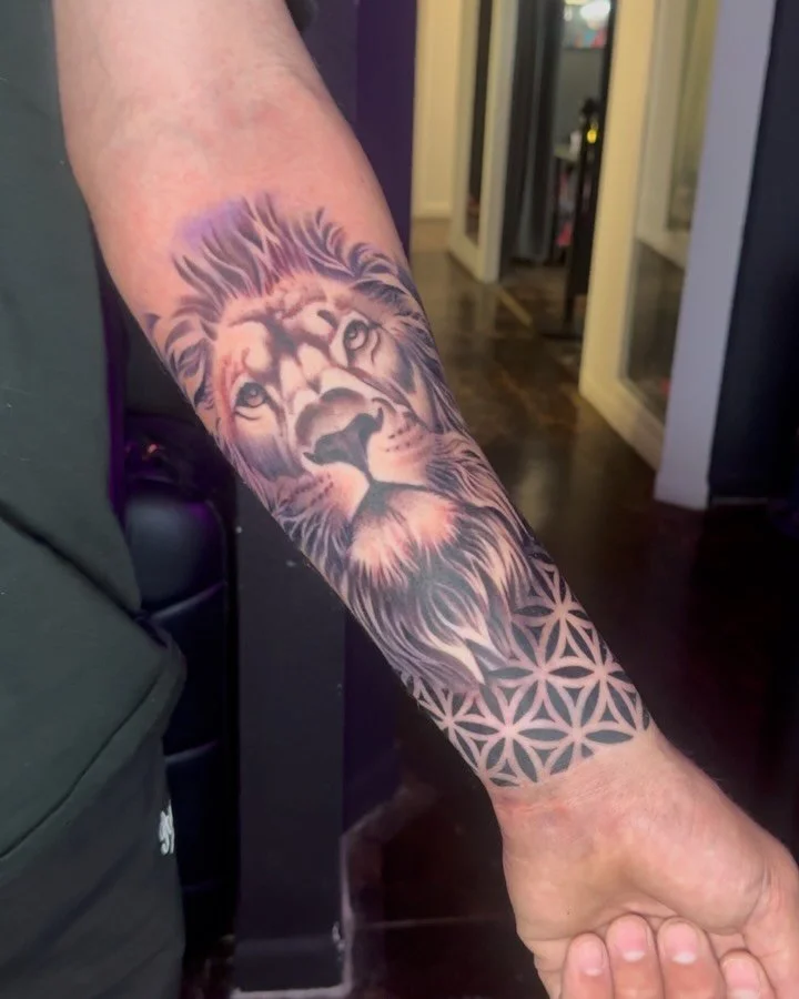 Another awesome lion piece 🦁🔥
This sleeve is officially in progress and already turning heads. 

Tattoo done by Eric Bon Zippa. Go visit his IG to book your next tattoo appointment. www.bonzippa.com
This is just the beginning&hellip; wait till it&r