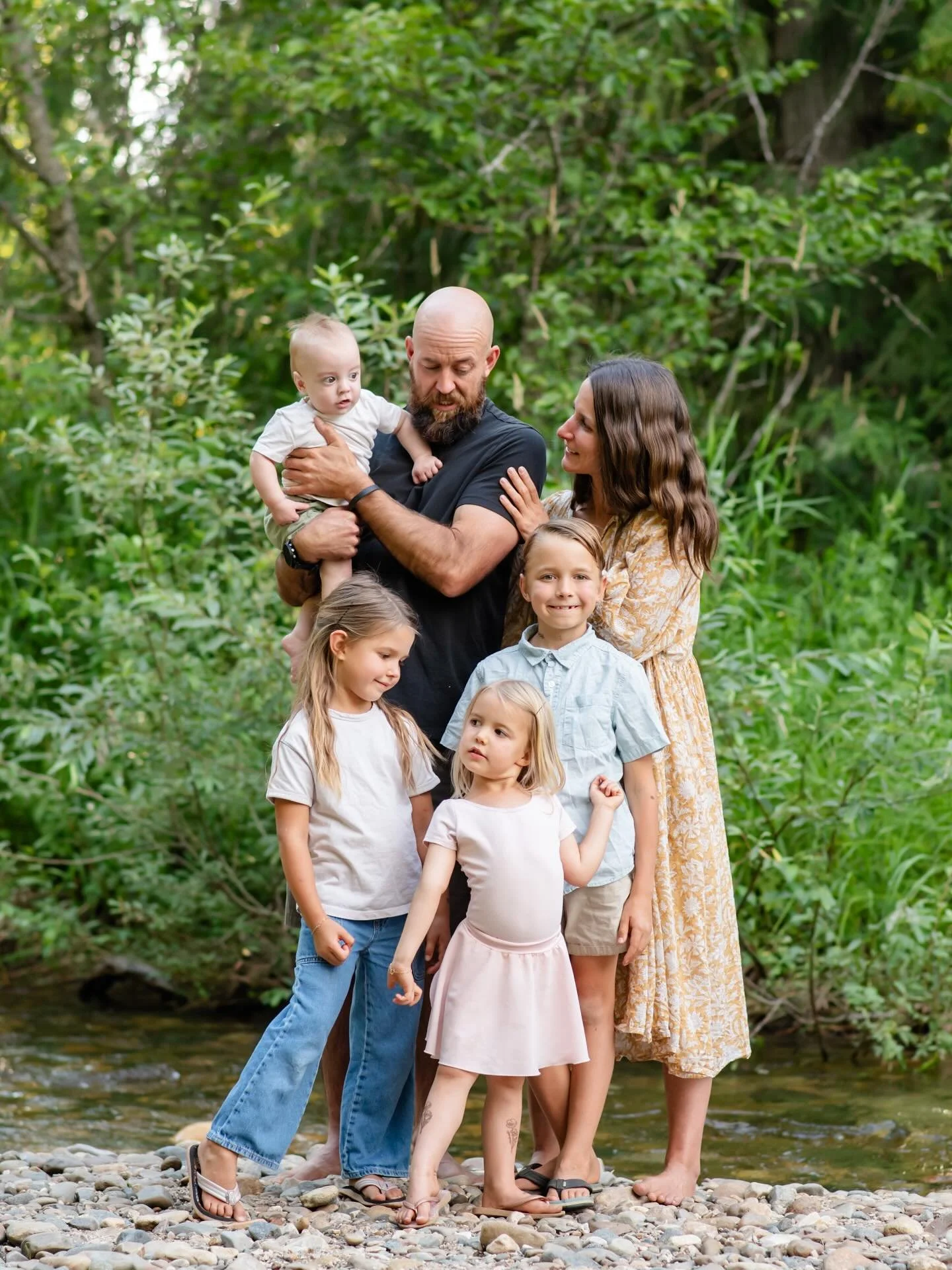 Cutest family down by the creek! 

#sandpointphotographer #northidahophotographer