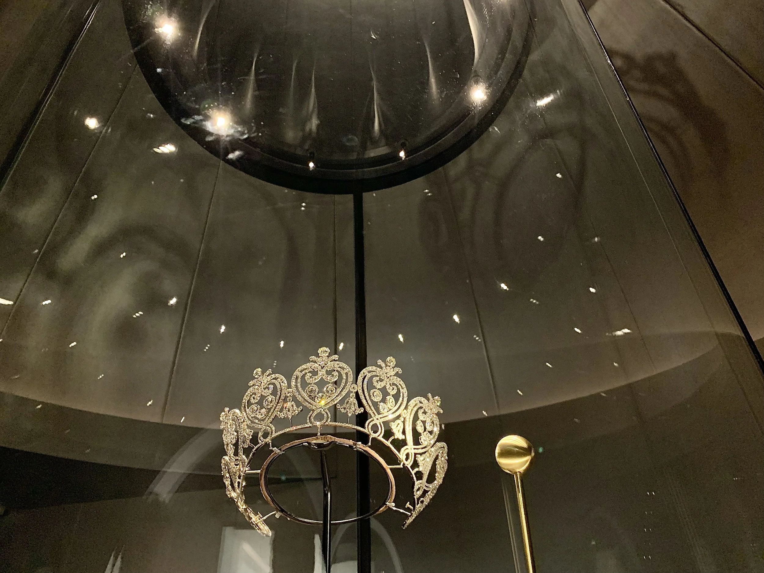 bespoke motorised wireless light design cartier exhibition victoria and albert museum 5.jpg