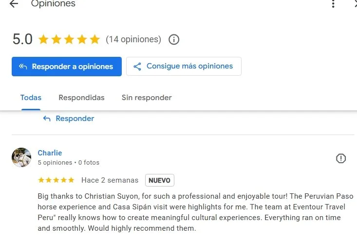 Reseña con calificación de cinco estrellas en una plataforma en línea.
