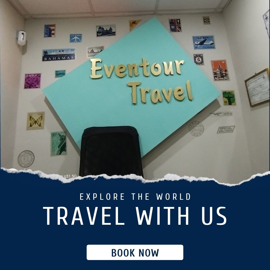 Cartel que dice 'Eventour Travel' en una pared decorada con sellos de distintos países y frases promocionales de viajes, con botón de 'Reservar ahora' en la parte inferior.