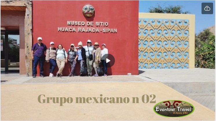 Grupo de personas posando frente a la entrada del Museo de Sitio Huaca Rajada-Sipán en Perú, con un cartel que dice 'Museo de Sitio Huaca Rajada-Sipán' y un logo de 'Eventour Travel' en la esquina inferior derecha.
