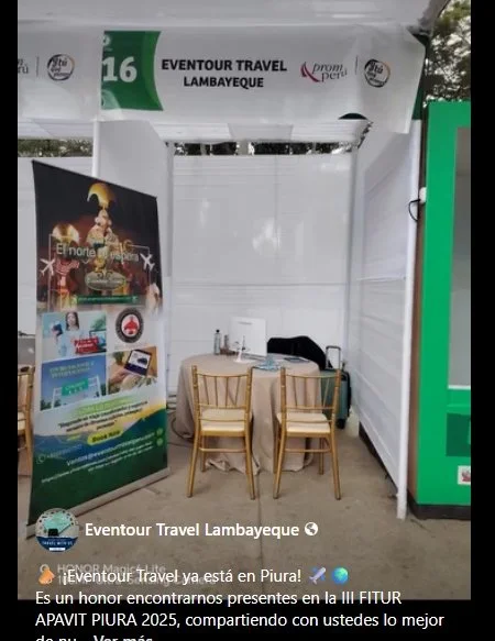 Stand de Eventour Travel Lambayeque en Piura, con mesa y dos sillas, con cartel y banner promocional a un lado.