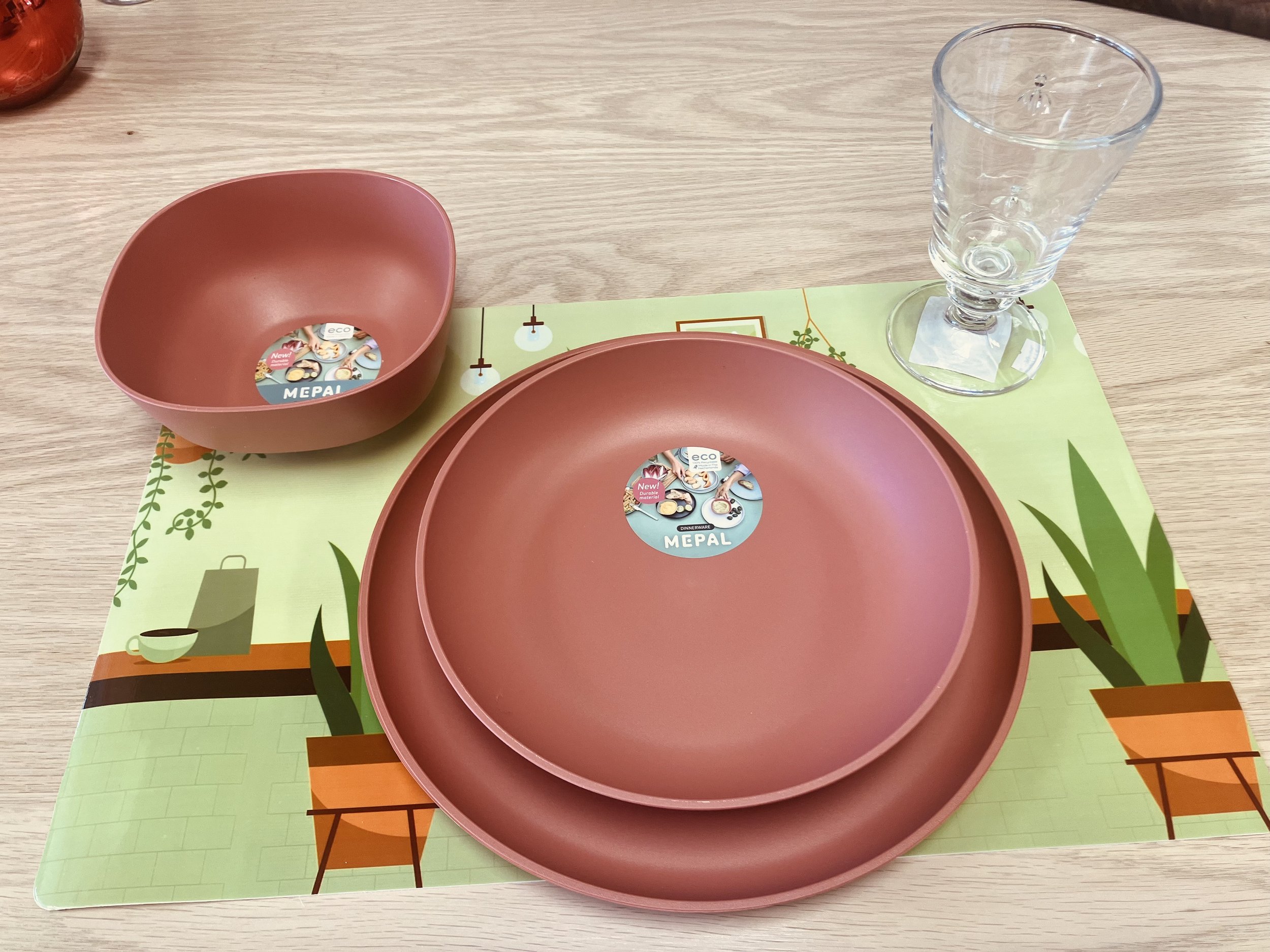 Maple (Netherlands) make indoor and outdoor living easy and stylish with silueta. Silueta is a durable dinner service with a modern dutch design. 100% recyclable. Lightweight and robust. Dishwasher and microwave safe. 150oC heat resistance.