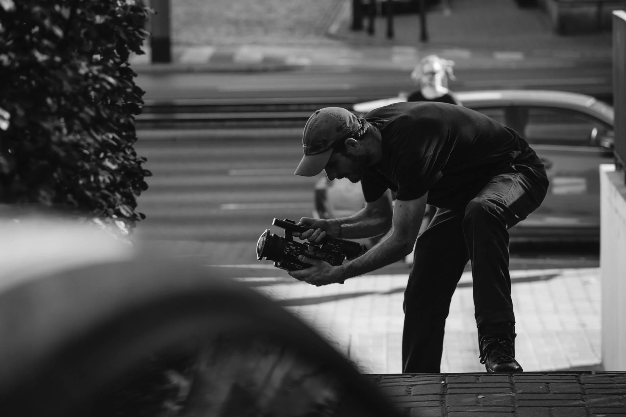 Film reklamowy czy content na social media – co bardziej opłaca się firmie?