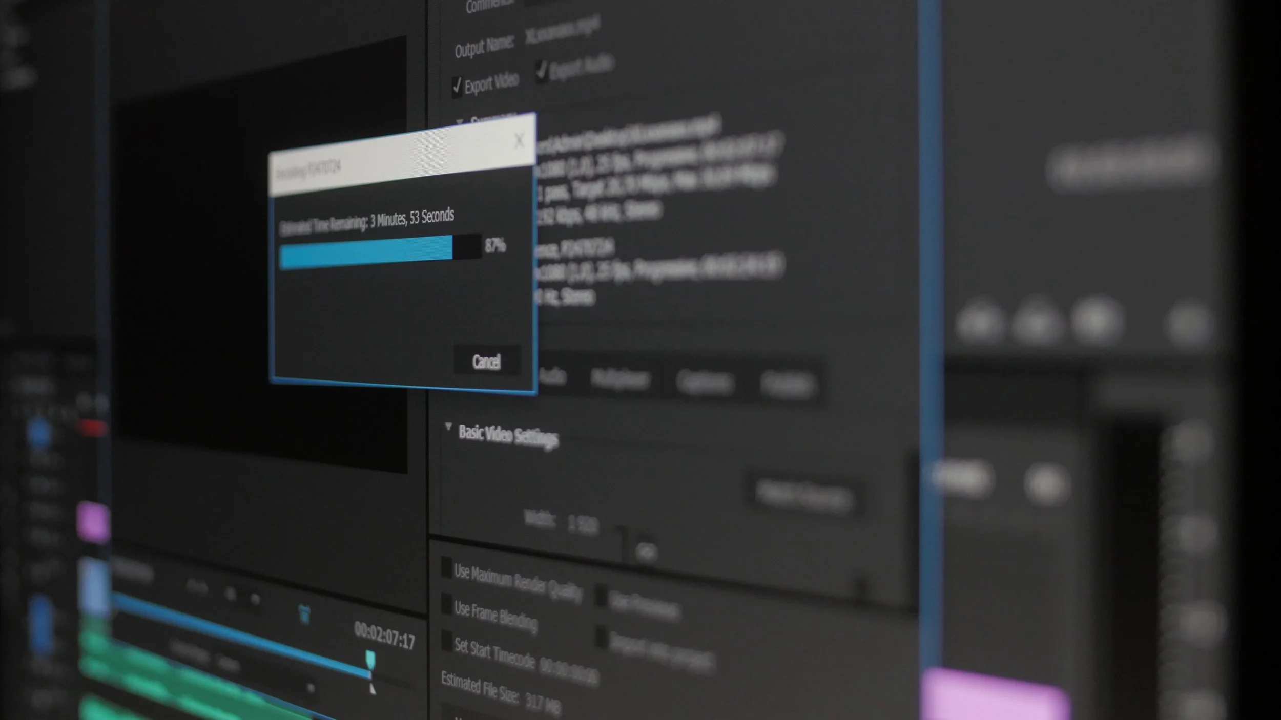 Ekran komputera, na którym znajduje się program do edycji video w trakcie exportu projektu.
