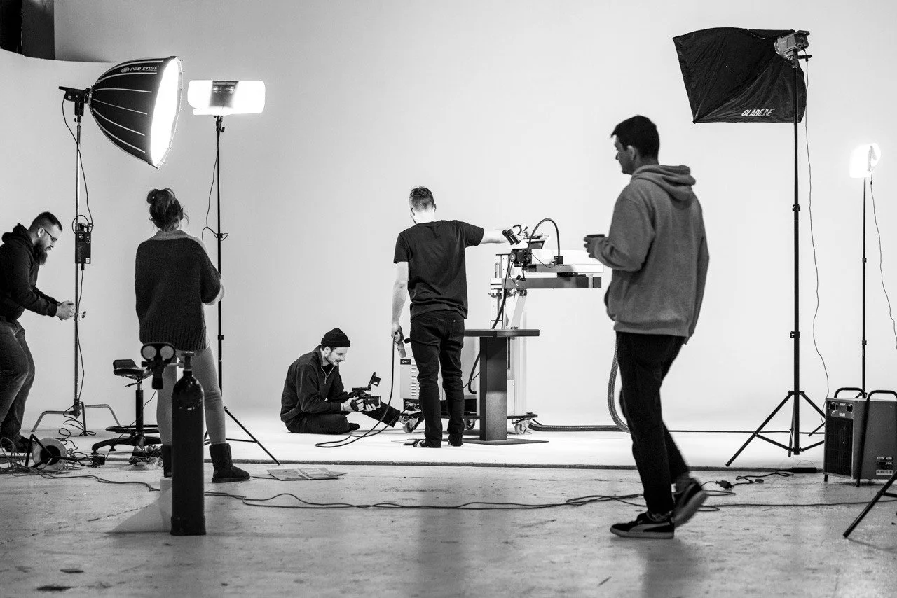 Grupa ludiz w studiu filmowym podczas nagrania video