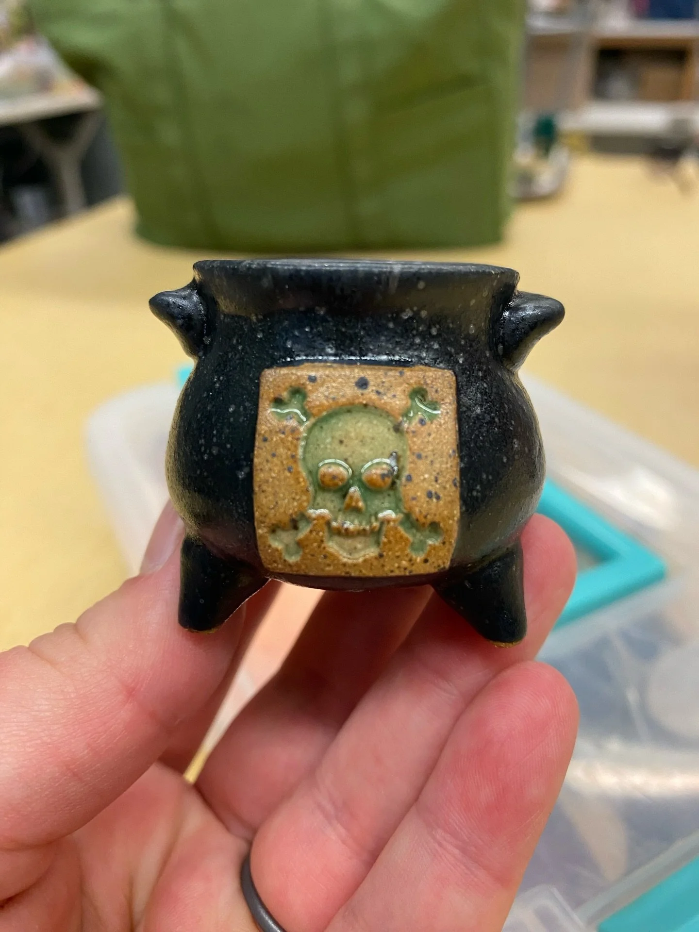 Just really needed to make sure this little cauldron has its own moment on my feed. A perfect little guy and I kinda want to keep him 🤭 

Most of my cauldrons are made with a speckled brown clay. Those amazing speckles create the shiny dots in the b