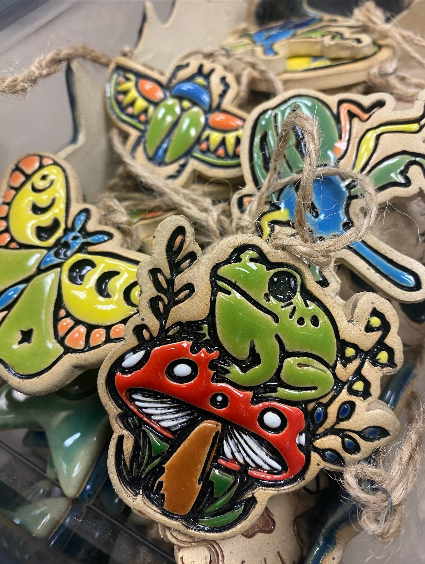 Ornaments! 🐸 🍄 I use my 3d printed stamps and cookie cutters for these and I also attach them to my cauldrons sometimes. Lots of little squeeze bottles and colors for the glaze. The frog is one of my faves. Also does anyone care about weevils cause