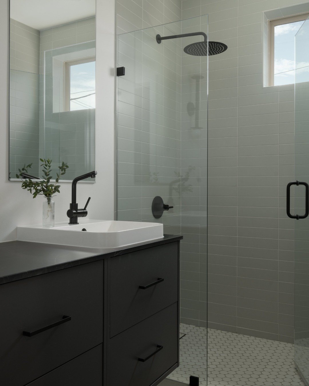 I love a floating vanity.

They have a way of making a space feel more open without sacrificing storage. Sleek, functional, and just a little bit elevated &mdash; literally. 

Photo: @brycevandergriffstudio_photo

#BathroomDesign #FloatingVanity #Sma