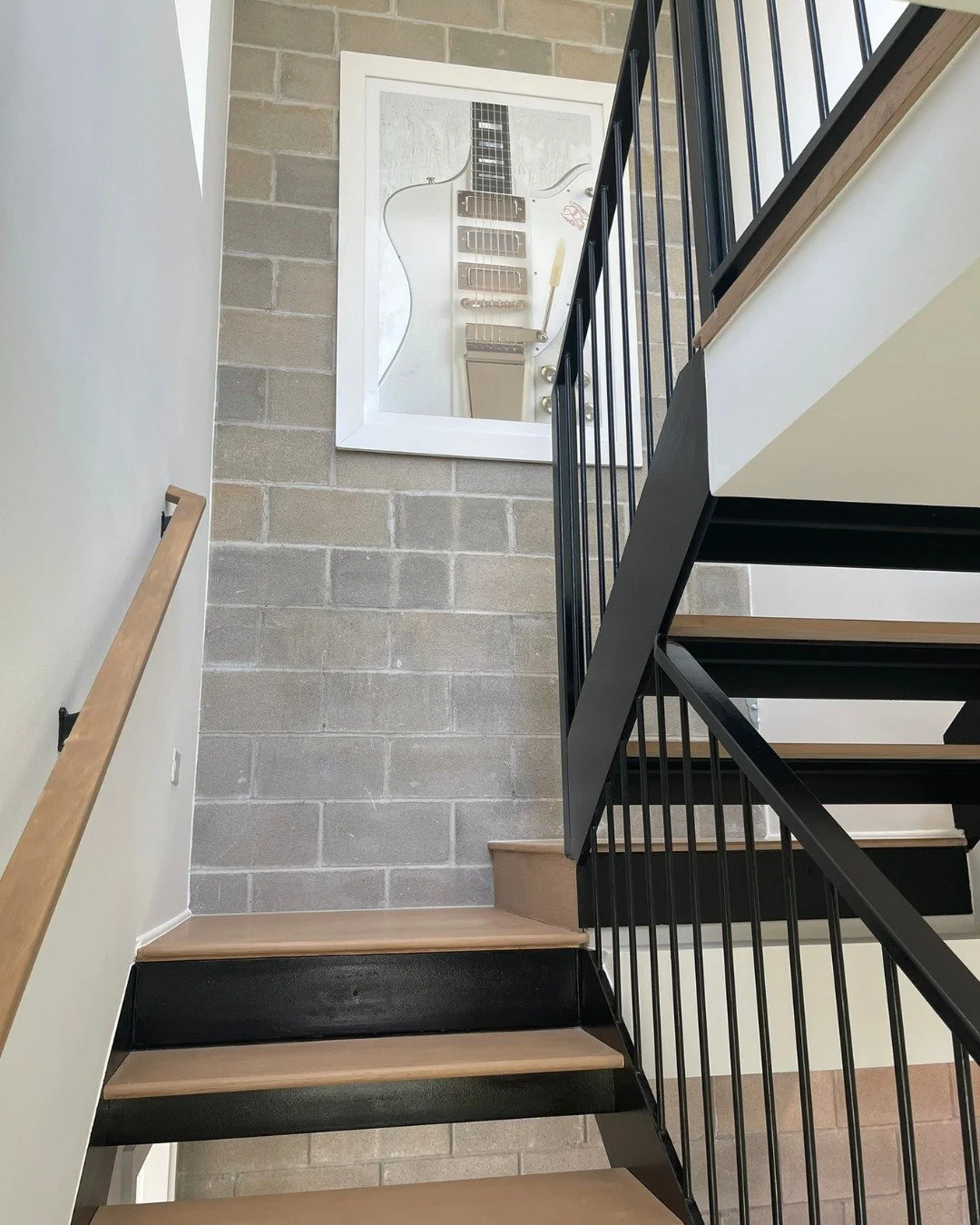 Keeping the CMU block exposed here wasn&rsquo;t a shortcut &mdash; it was the strategy. Why hide something that brings so much character?! Plus, the combo of exposed CMU, wood tones, and steel feels effortlessly cool. 😎

Contractor: @cooperhomesatx
