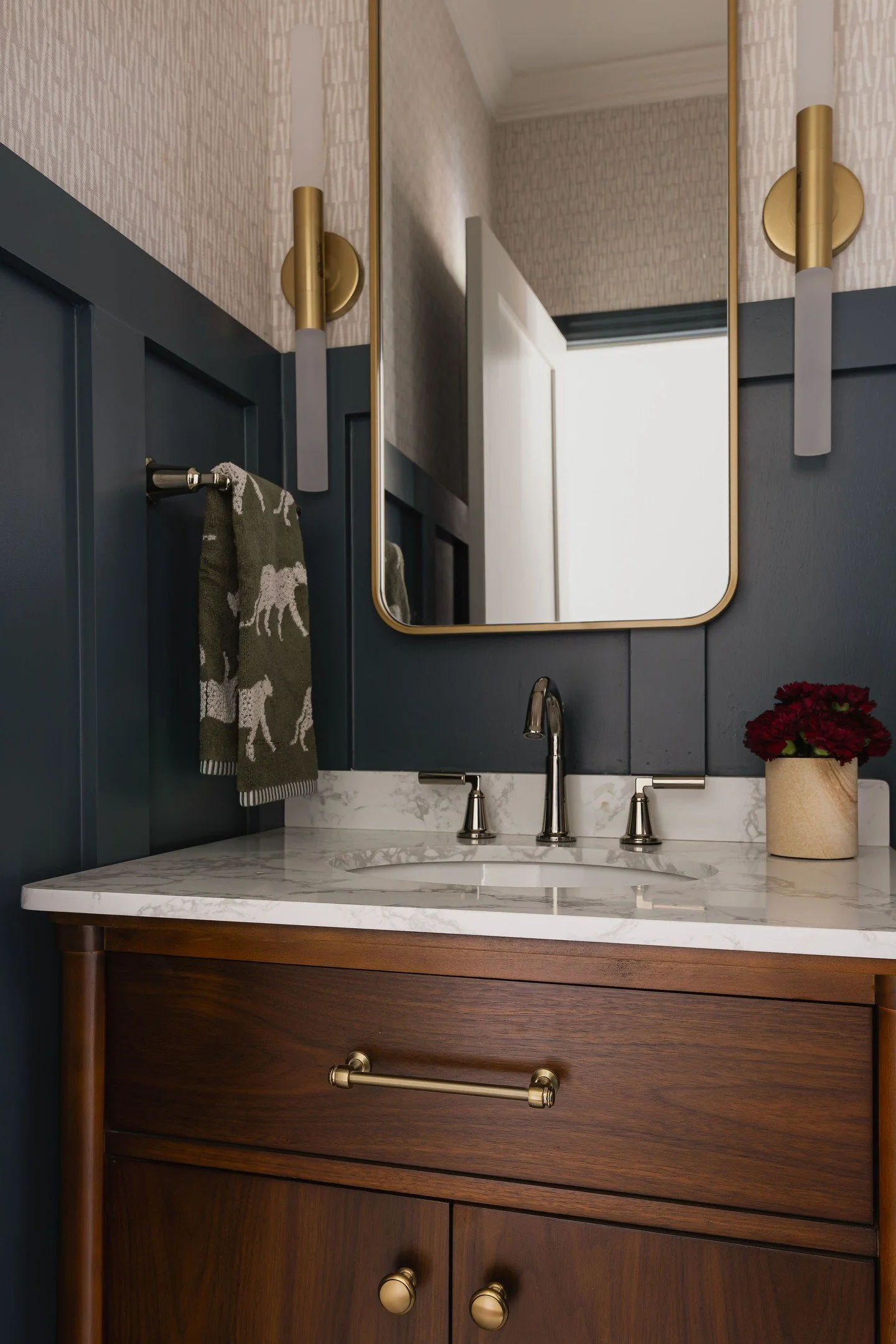 Powder baths don&rsquo;t get a lot of square footage&hellip; but they do get a lot of eyeballs. Don't be afraid to lean into a bold, soulful aesthetic. Make it a space guests won't forget. ✨ 

Contractor: @japhetrenovation
Photo: @kimjones.photo

#Po