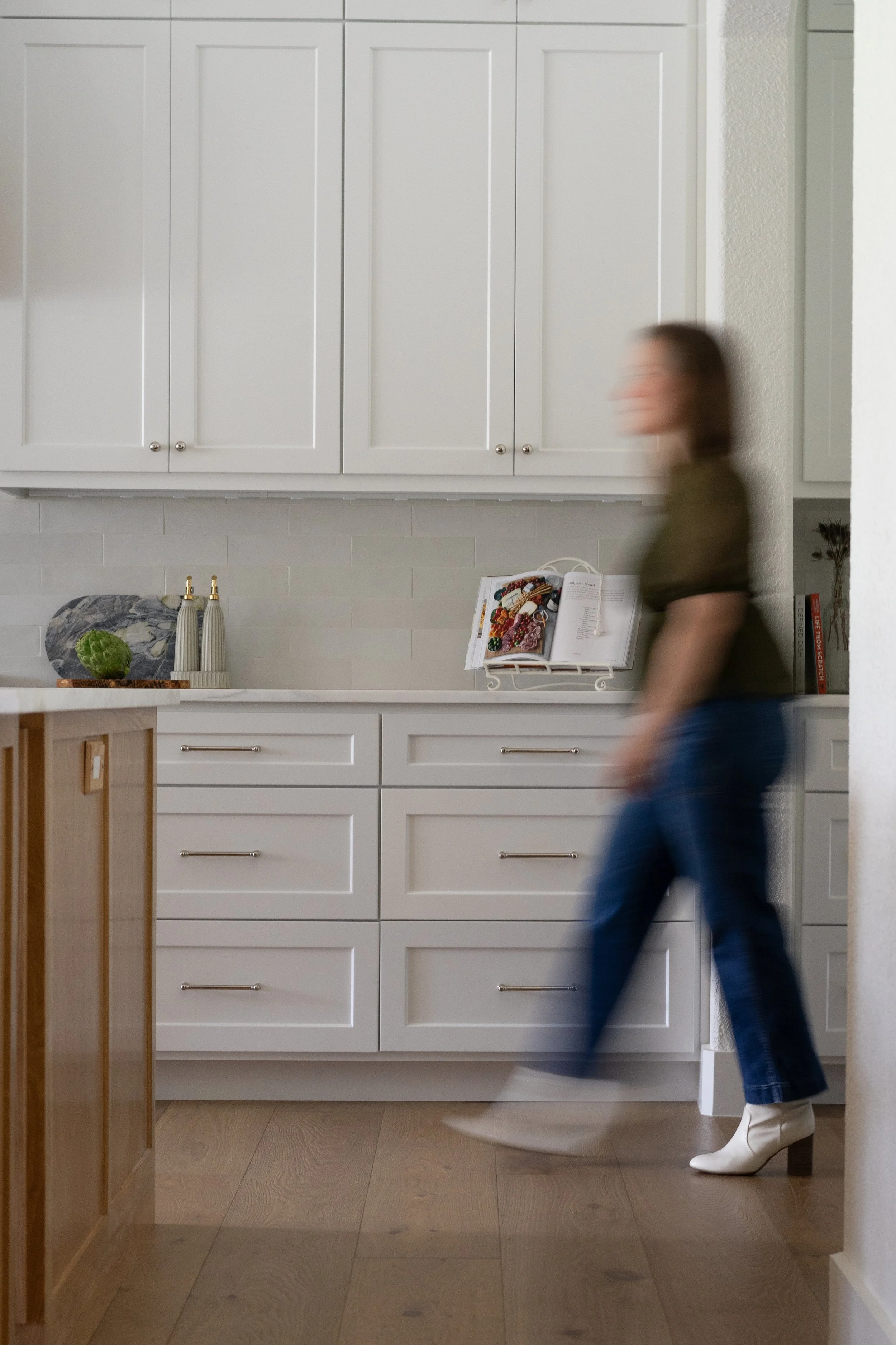 BVS-JCD-BRUSHY-CREEK-TR-KITCHEN-JENNA-LIFESTYLE-5-VERTICAL-4x5-05-27-2025.jpg