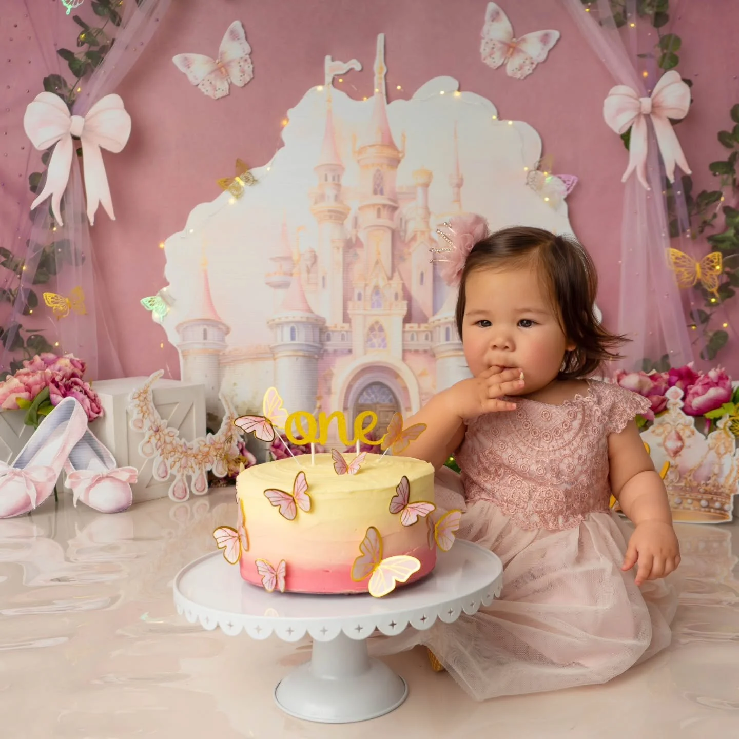 One of the most common questions I&rsquo;m asked is &ldquo;When should we book a cake smash?&rdquo; 

The answer is earlier than most parents  would expect.

Ideally, cake smash sessions are booked around 6&ndash;8 weeks in advance. This allows time 