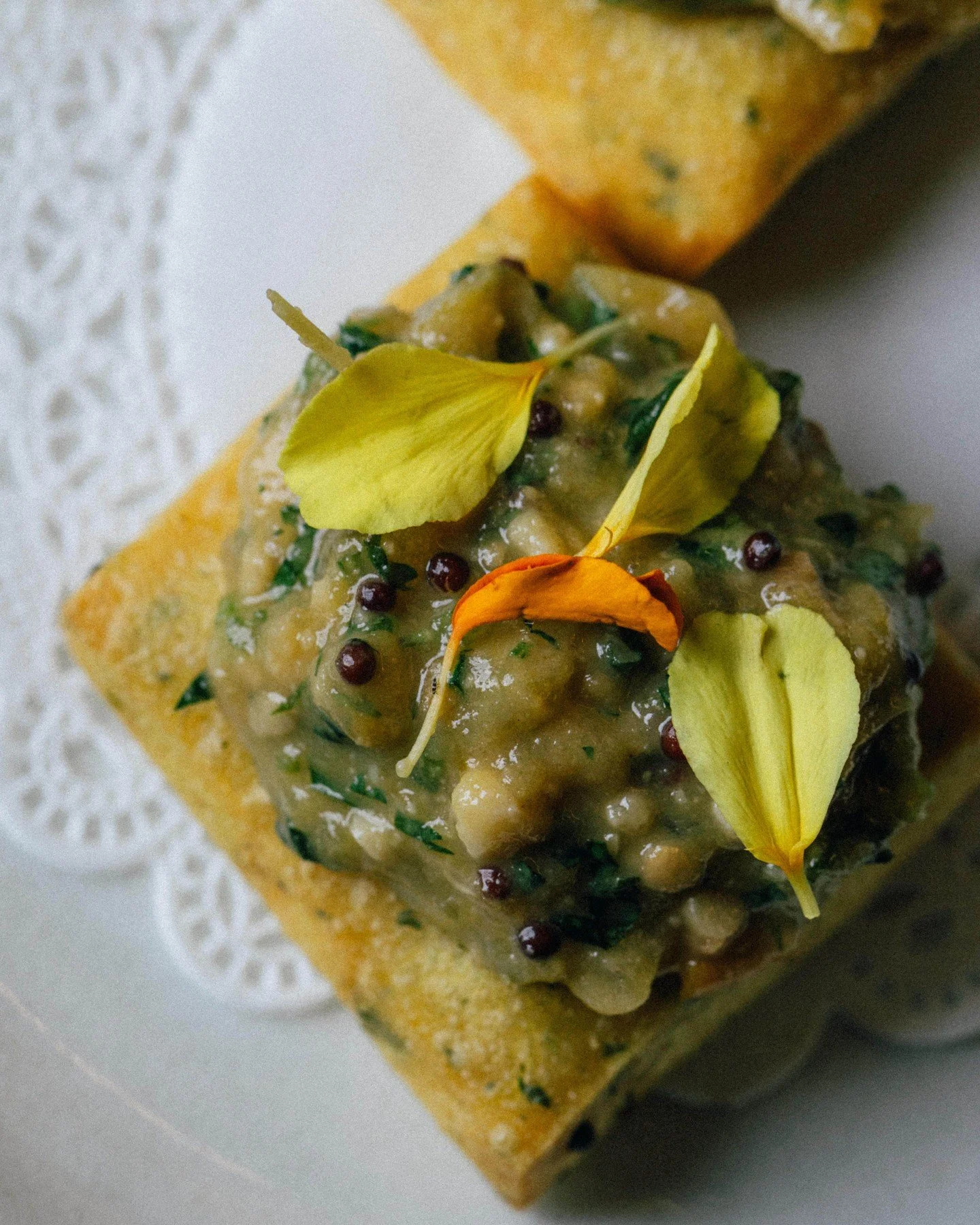 Kothambir vadi

Our autumn menu begins with two snacks. You&rsquo;ve seen our tartlet, now it&rsquo;s time to get acquainted with the kothambir vadi; our version of a panisse.

The base is made from chickpea flour, flavoured and flash-fried to create