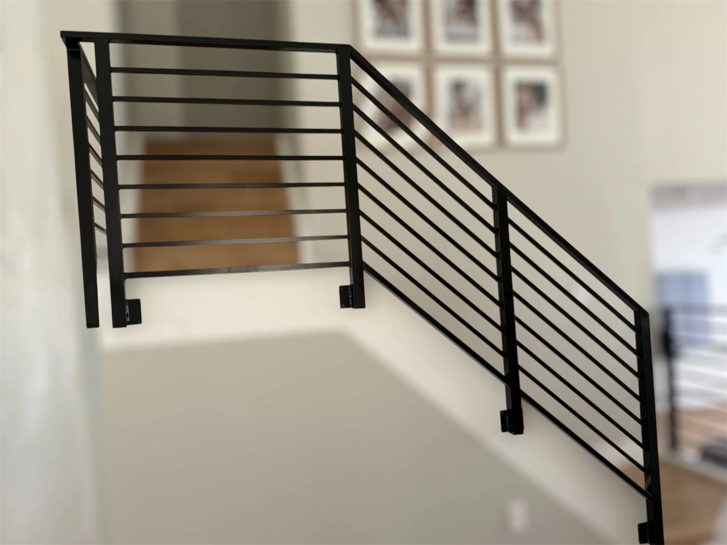 Barandilla negra de metal en escaleras internas de una casa o edificio.