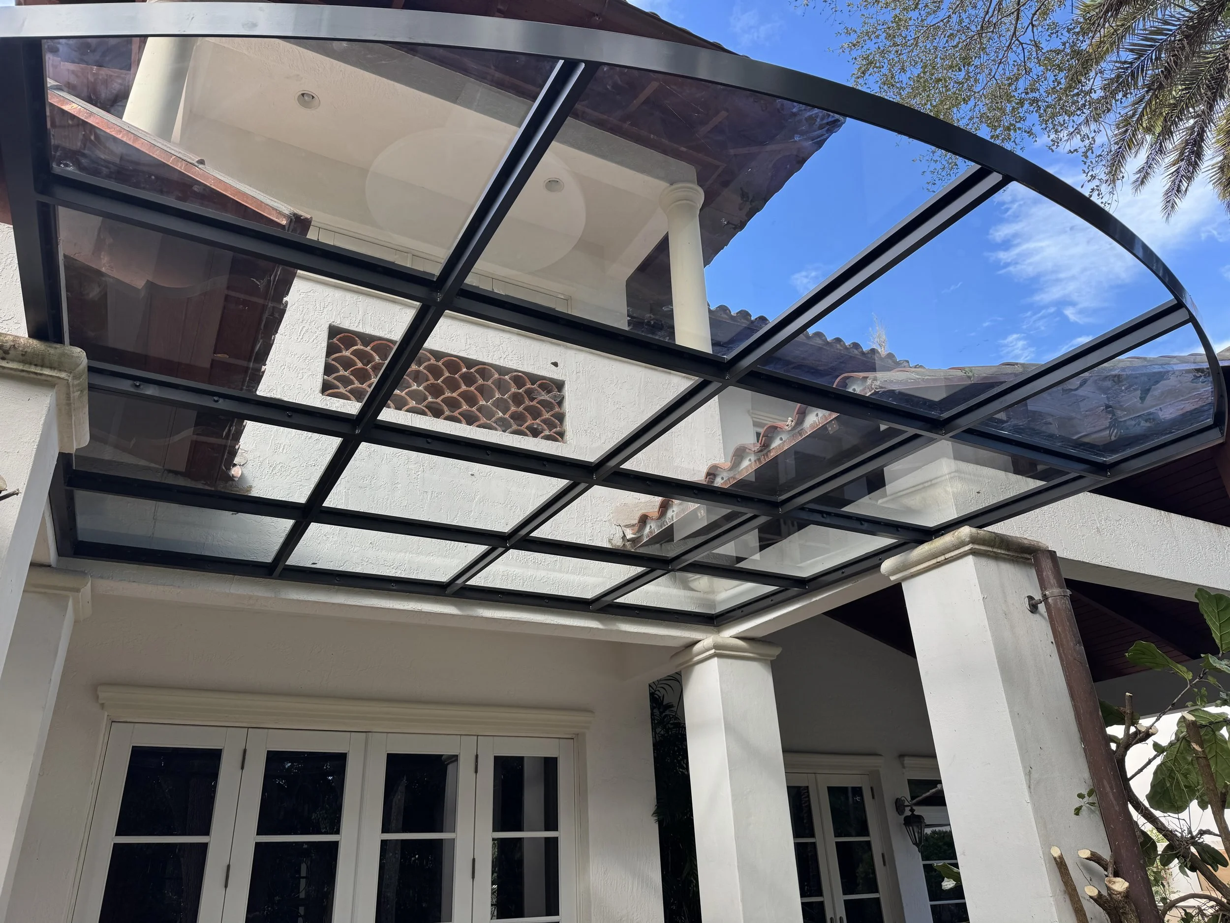 Estructura de cubierta de vidrio en la entrada de una casa de construcción moderna.