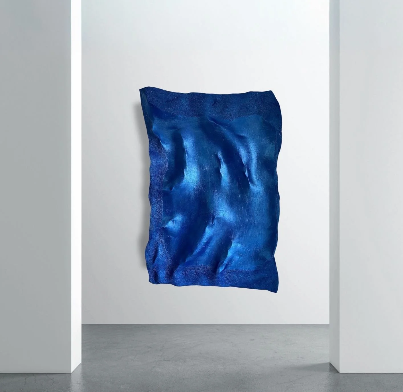 Shop SWELL de Paloma Rocha, gran escultura de pared con fuertes texturas. mockup in a gallery
