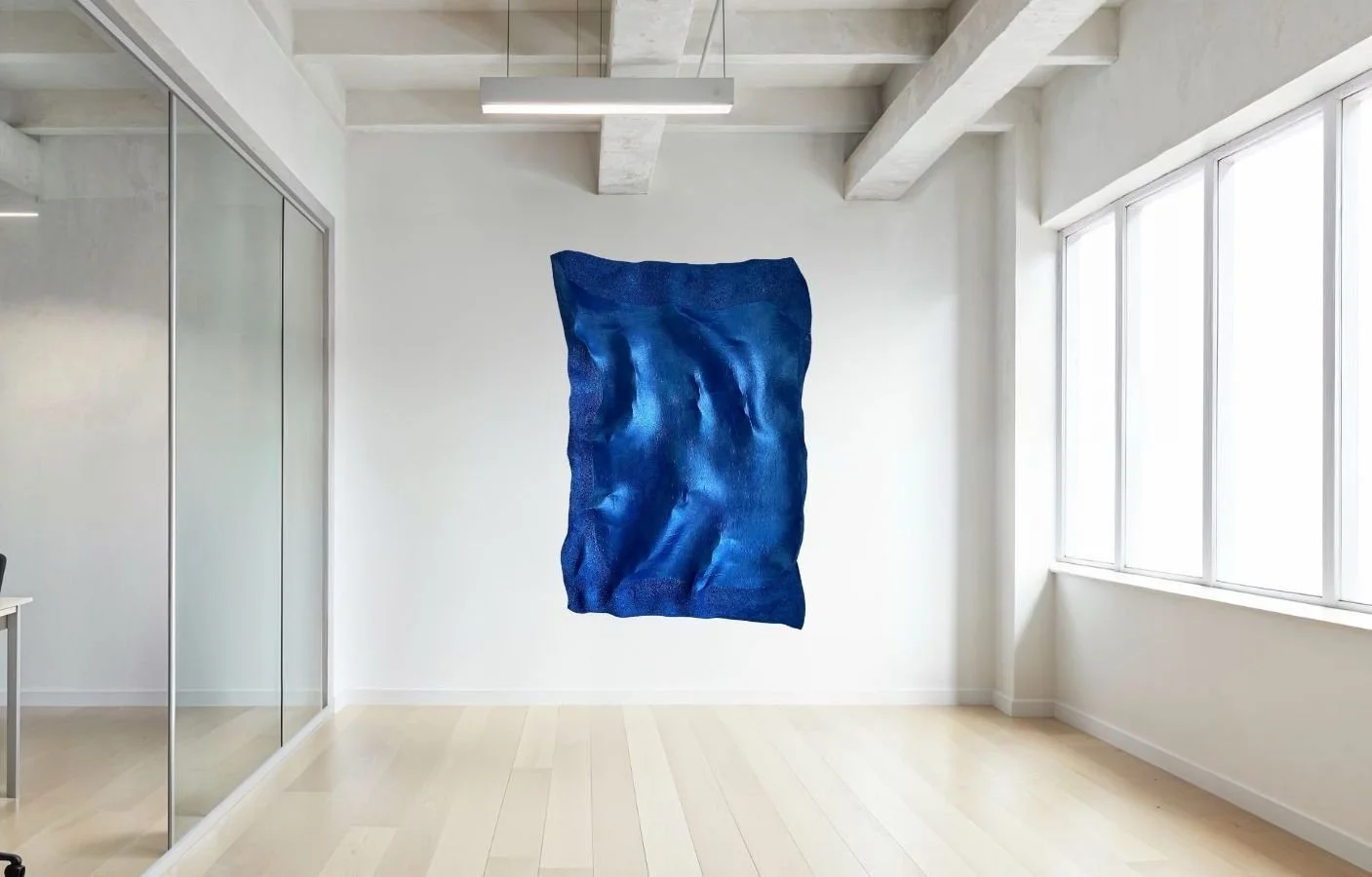 Shop SWELL de Paloma Rocha, gran escultura de pared con fuertes texturas. mockup in a gallery