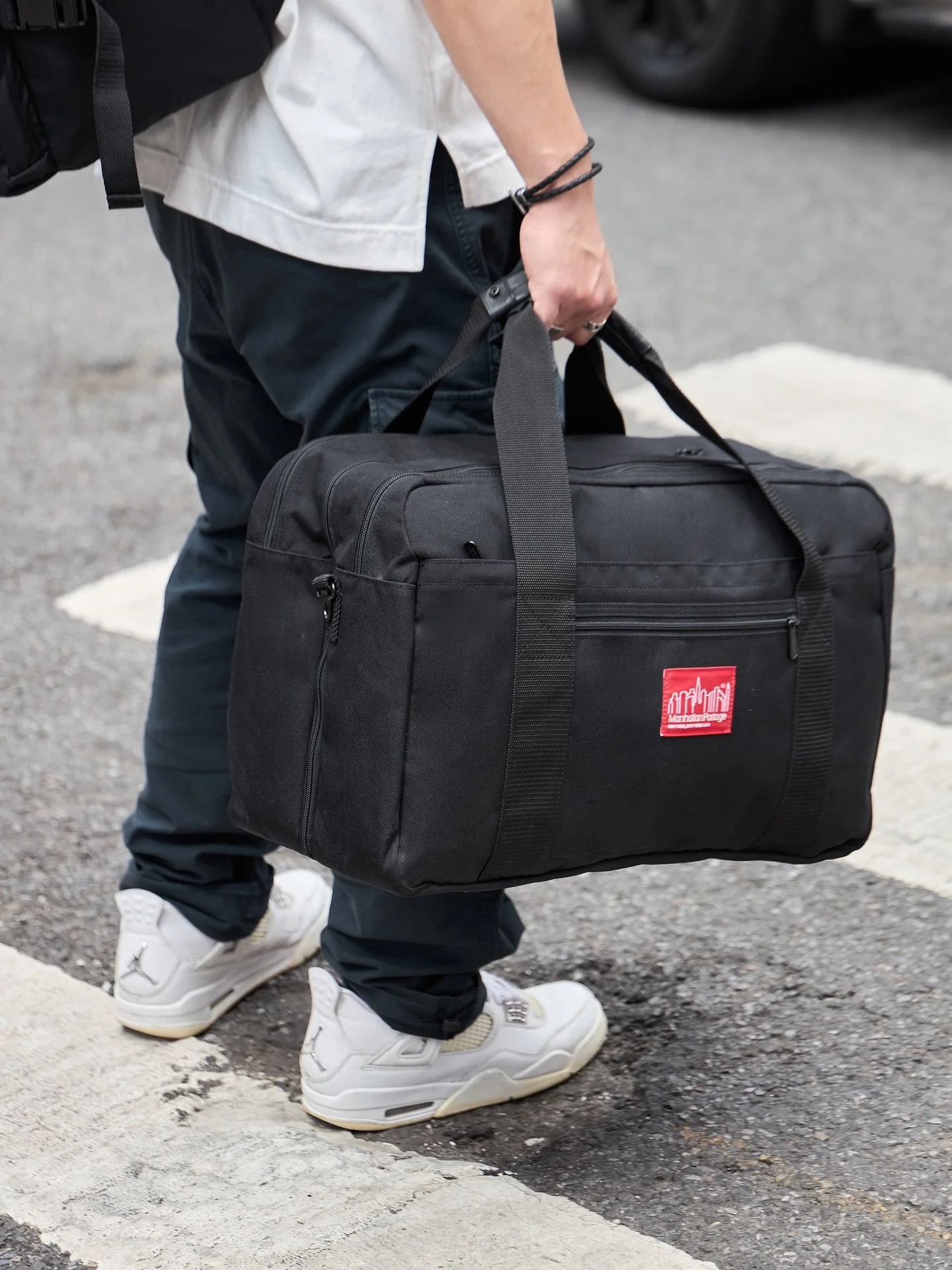 Manhattan Portage // The Hamptons Weekender is built for quick getaways. Featuring a full clamshell opening for easy packing, three external pockets for quick-access essentials, and a pass-through sleeve for your rolling luggage 🧳