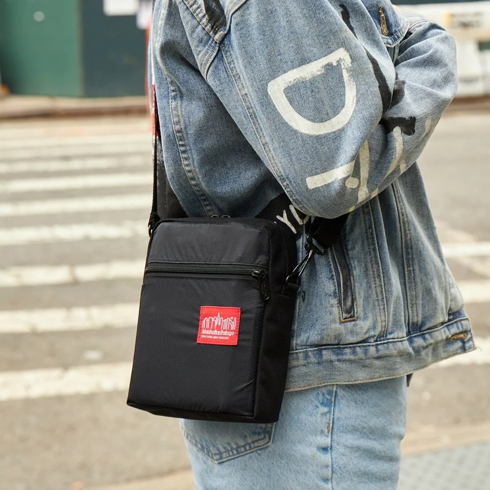 Manhattan Portage // Designed for movement. The 1403-BLK combines compact versatility with practical carry options and a water-resistant finish. Built to handle whatever the day brings 🌃