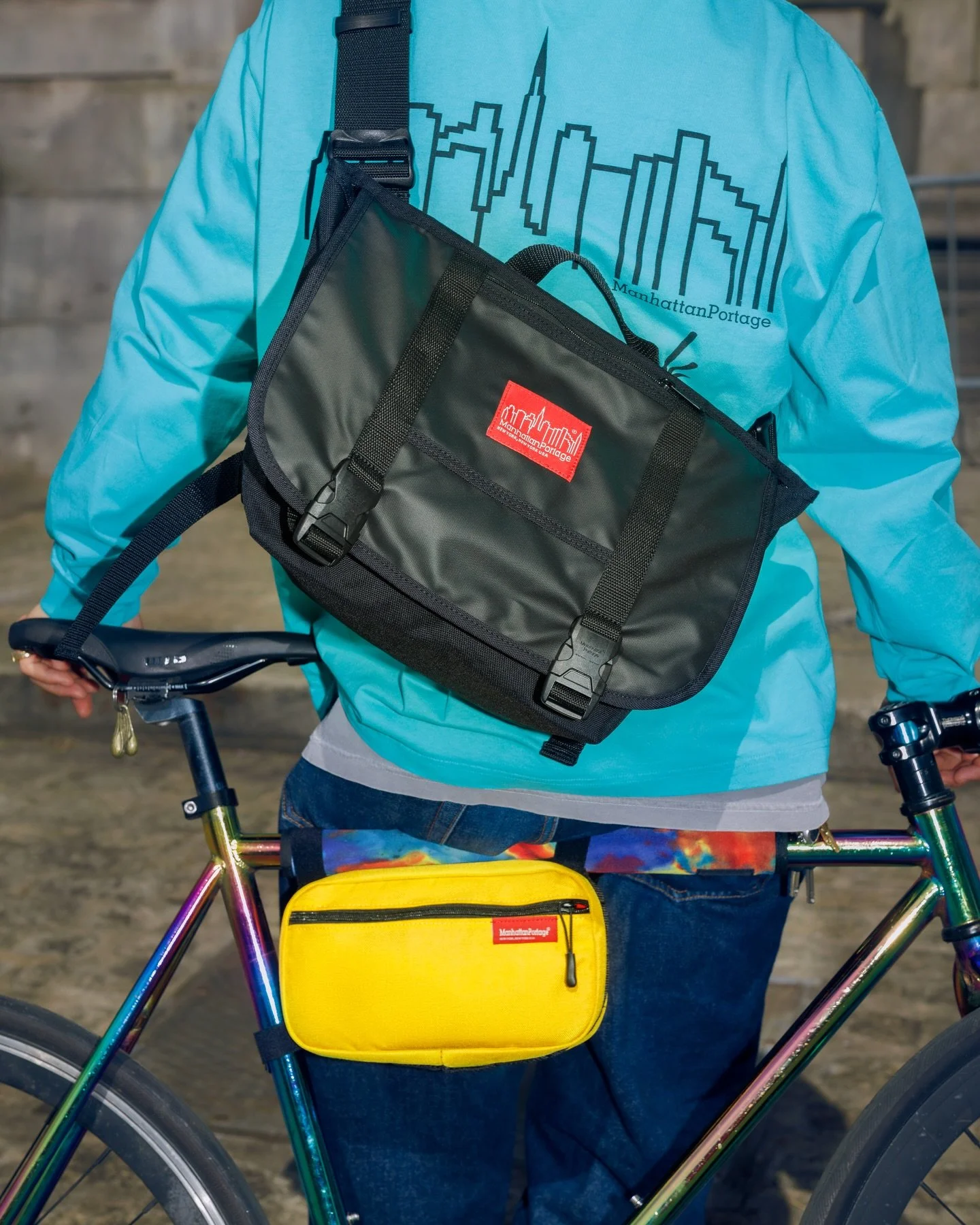 Manhattan Portage // The NY Minute Messenger Bag (1624) delivers fast-access functionality with a quick-release strap system, stabiliser strap, and organised storage. A strong everyday option for city commuters 🚲