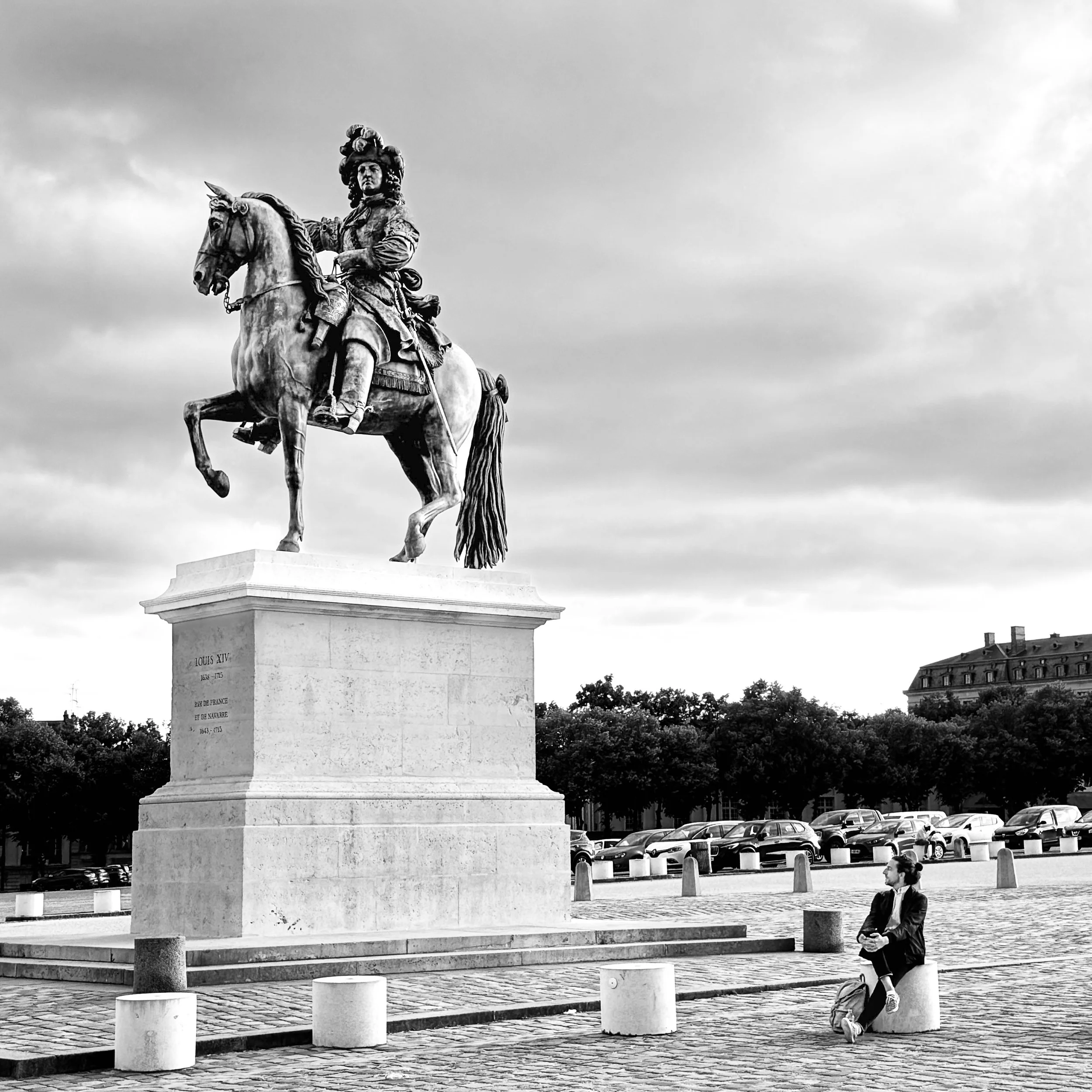 Statuesque Mini