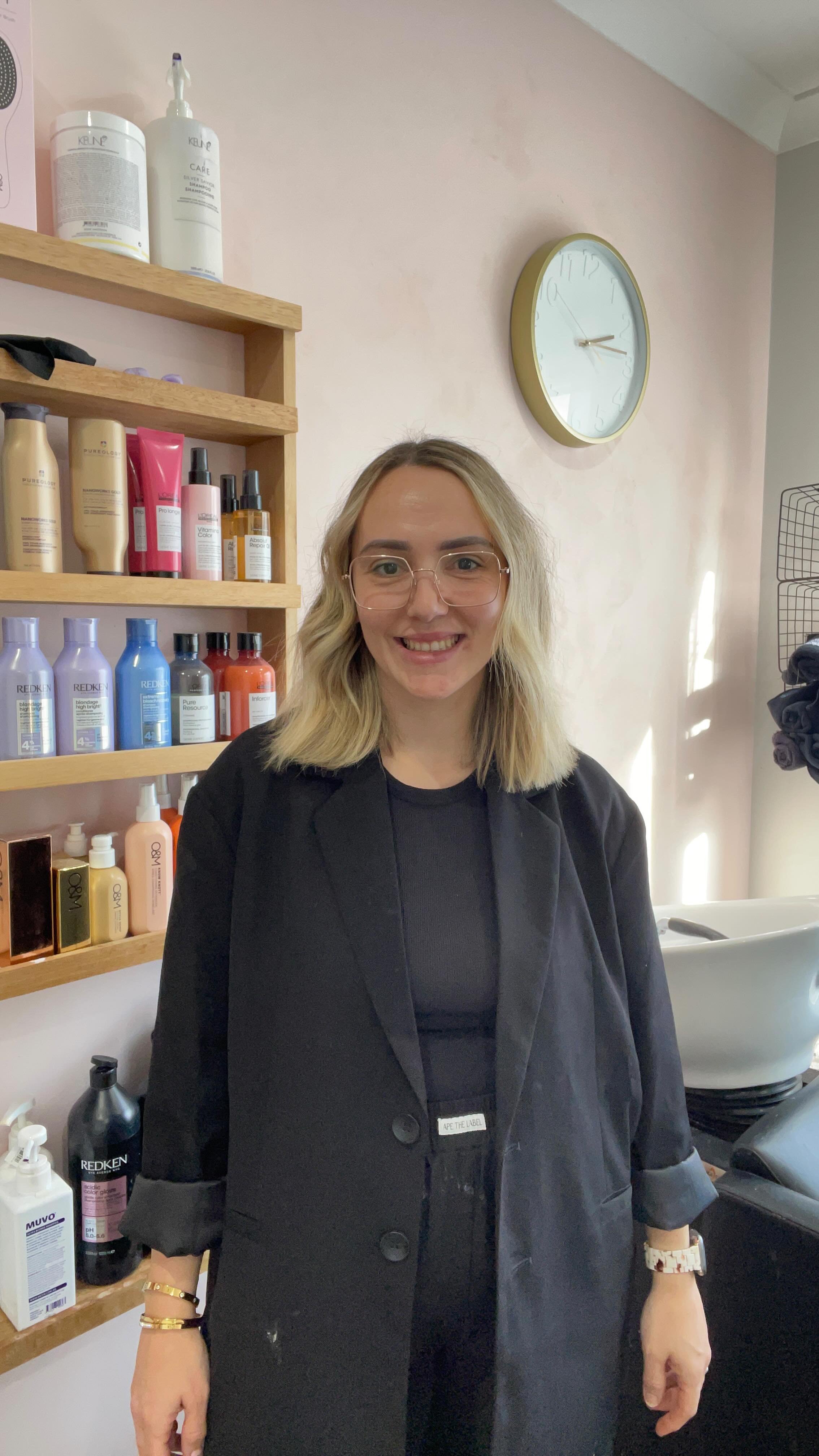 Come along with me transform virgin Hair in the life of artie and eve.
#hairvlog #dayinthelife #hairstylist #haircut #hairtok #fashiontrend #homewares #homesalon #trend #clothes