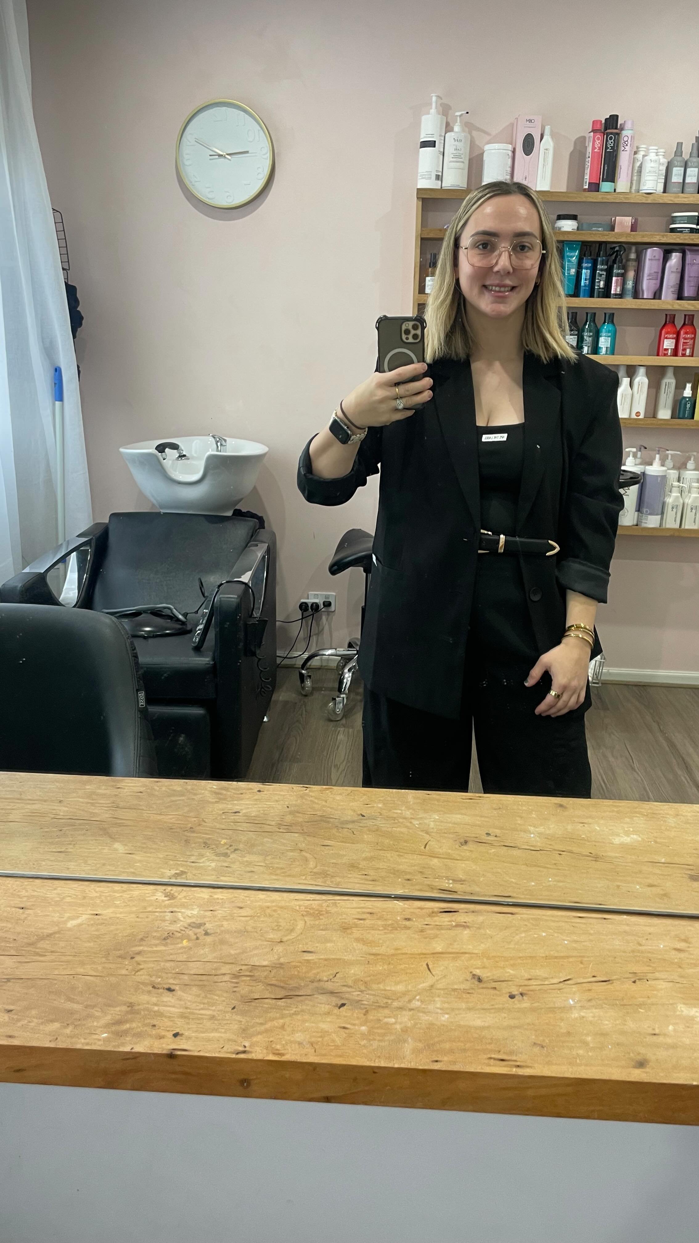 Come tidy the colour station with me.
#hairgoals #blondehair #homesalon #colachairdresser #smallbusiness #haircontent #hairvlog #hairtitorial