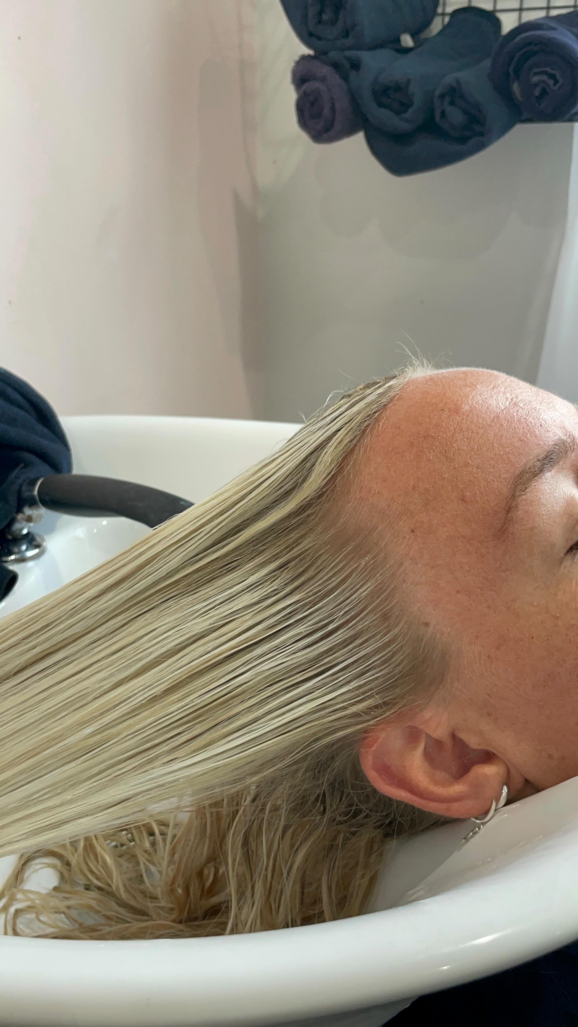 Another day another vlog.
#hairvlog #hairgoals #blondehair #blondespecialists #creamyblonde #dayinmylife #hairtransformatıon