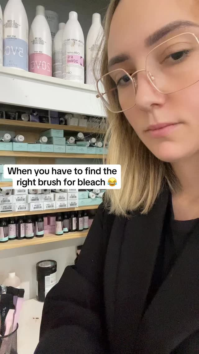 When you’re looking for the right brush for your bleach.
#hairtips #bleach #funnyvideos #hairreaction #blondehair #colachairdresser #creamyblonde