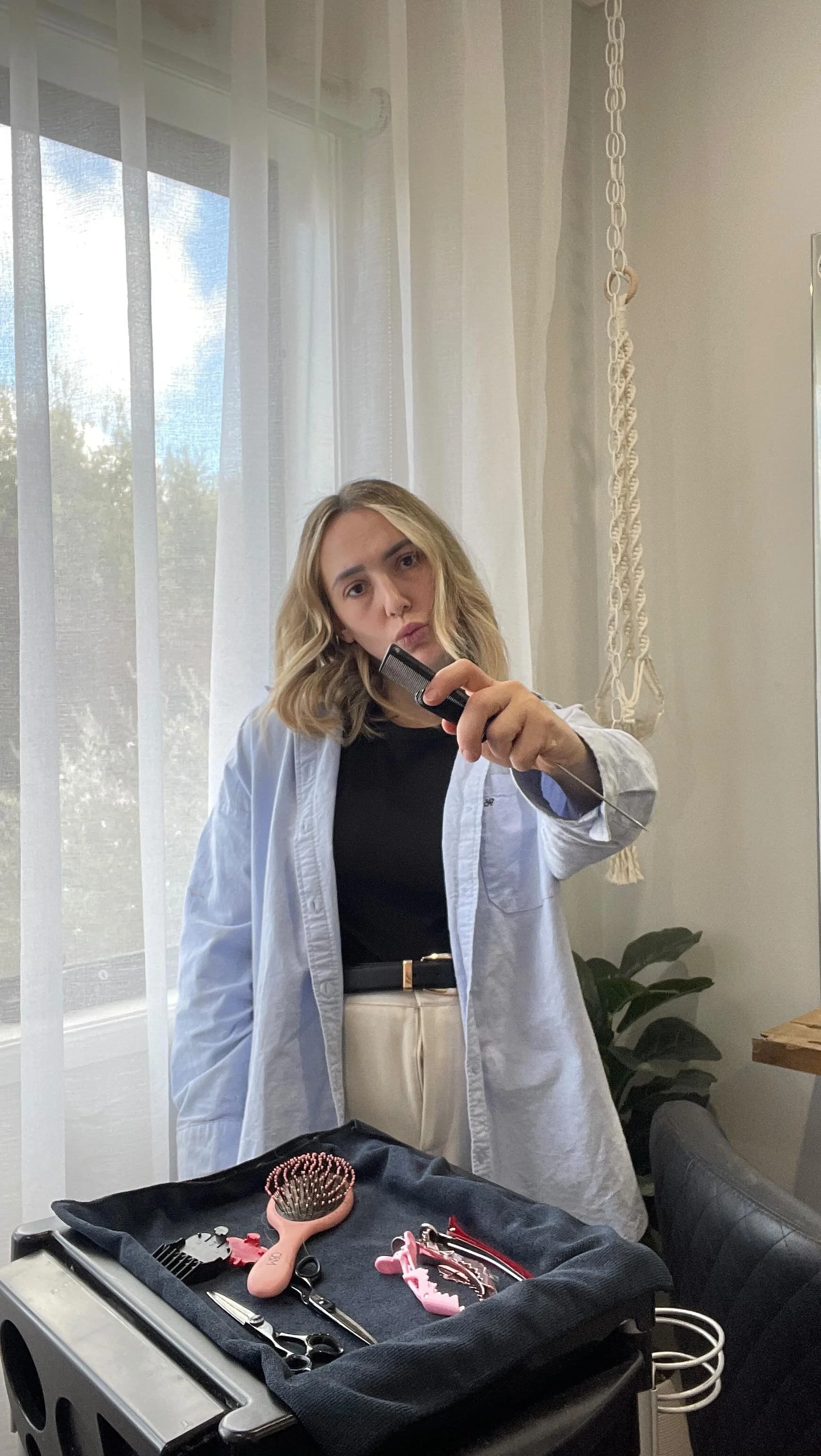 Come set up the salon with me, while getting ready.
#getreadywithme #vlog #trending #hair #blondespecialists #hairgoals #colachairdresser