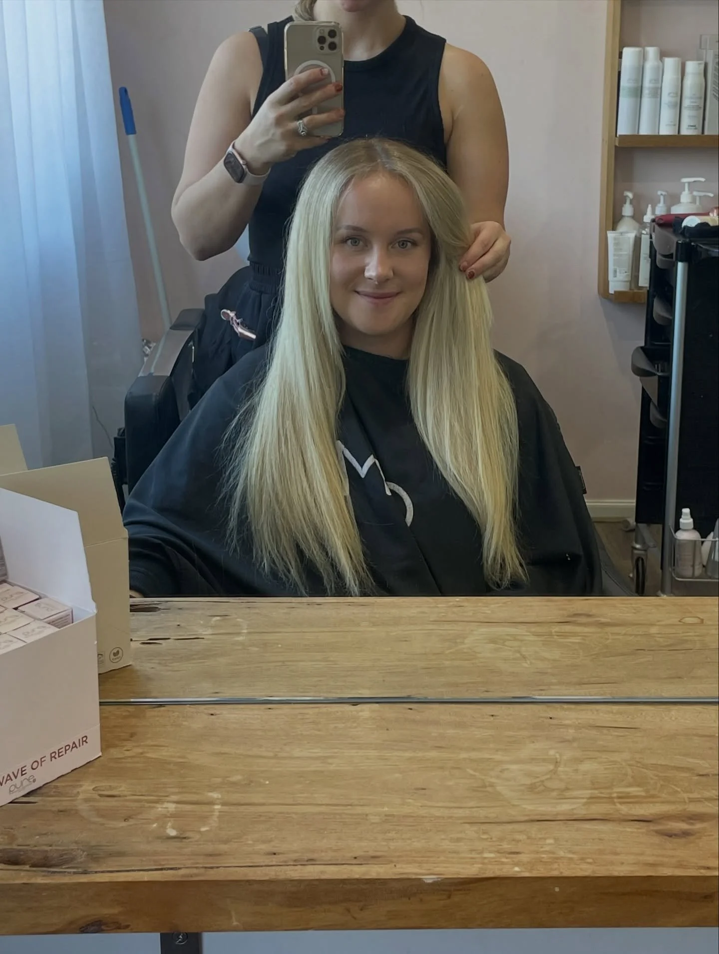 Sneak peek in one of the photos of a new item at artie and eve 🫣👀
Meanwhile look at how stunning this lived in blonde we are slowly achieving without adding amuse artificial colour 🫶🙌