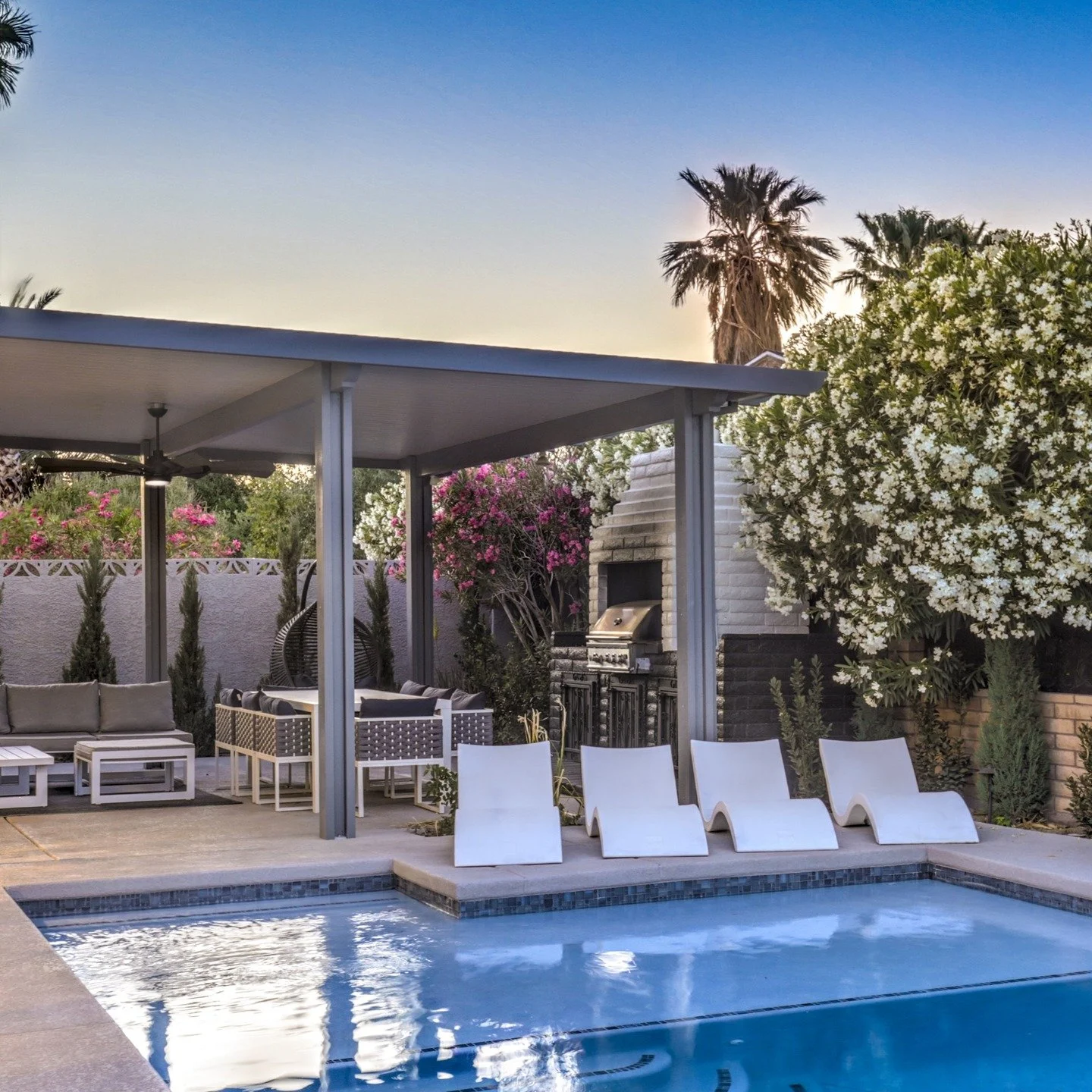 Hot Vegas Nights | A Luxury home with a wet deck, BBQ, private pool, private jacuzzi, and wet bar!
β 2,500 sq ft | 232 sq meters
β Private swimming pool
β Gorgeous modern Kitchen
β Private Jacuzzi/Hot tub available year around
β Full bedroom and bat
