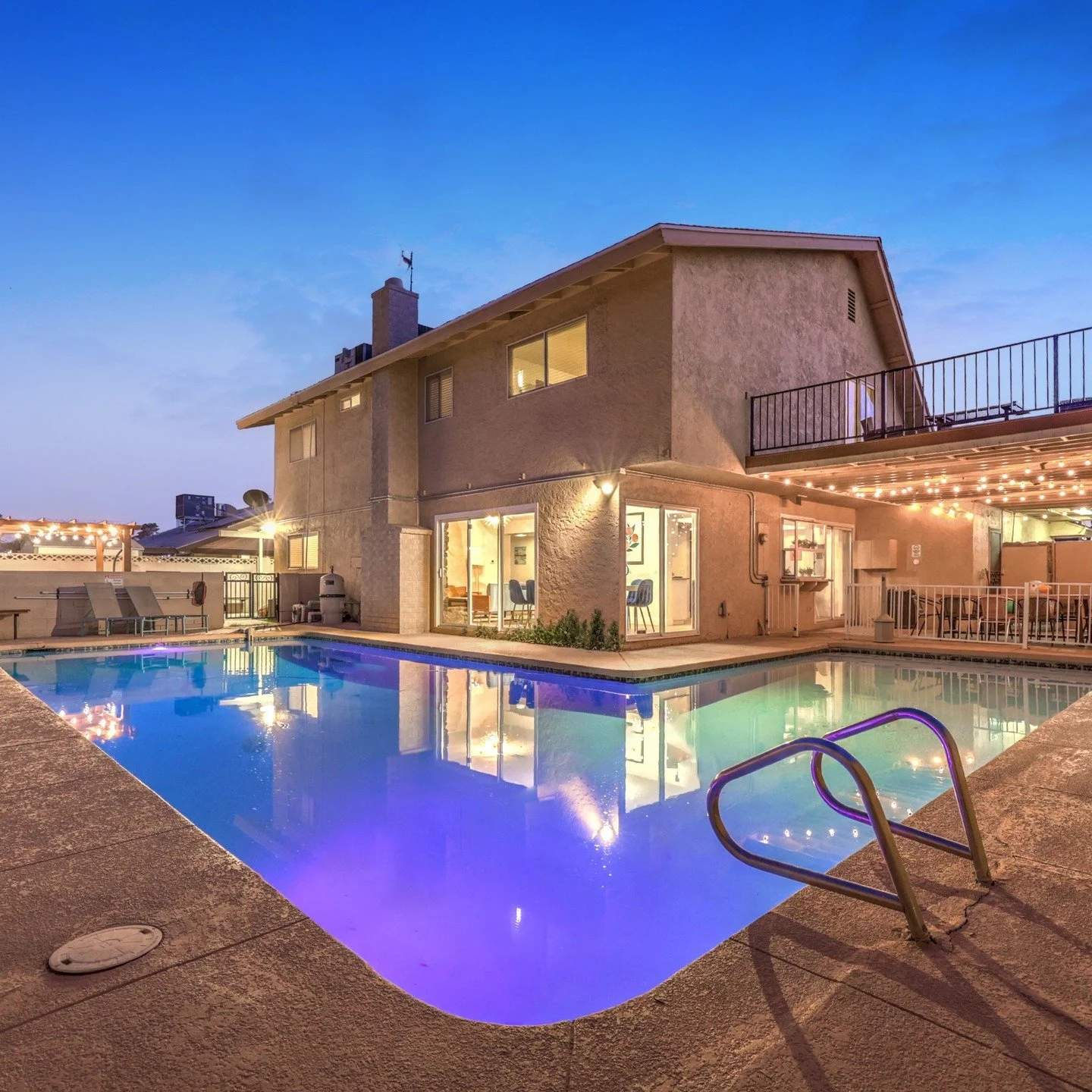 BOOK DIRECT and Save at www.luxanto.com Our mid century modern inspired short term rental in the heart of Las Vegas now includes a jacuzzi and sauna, great for the winter β 2,373 sq feet | 213.7 sq meters.
β 5 private bedrooms
β 9 beds
β Huge private