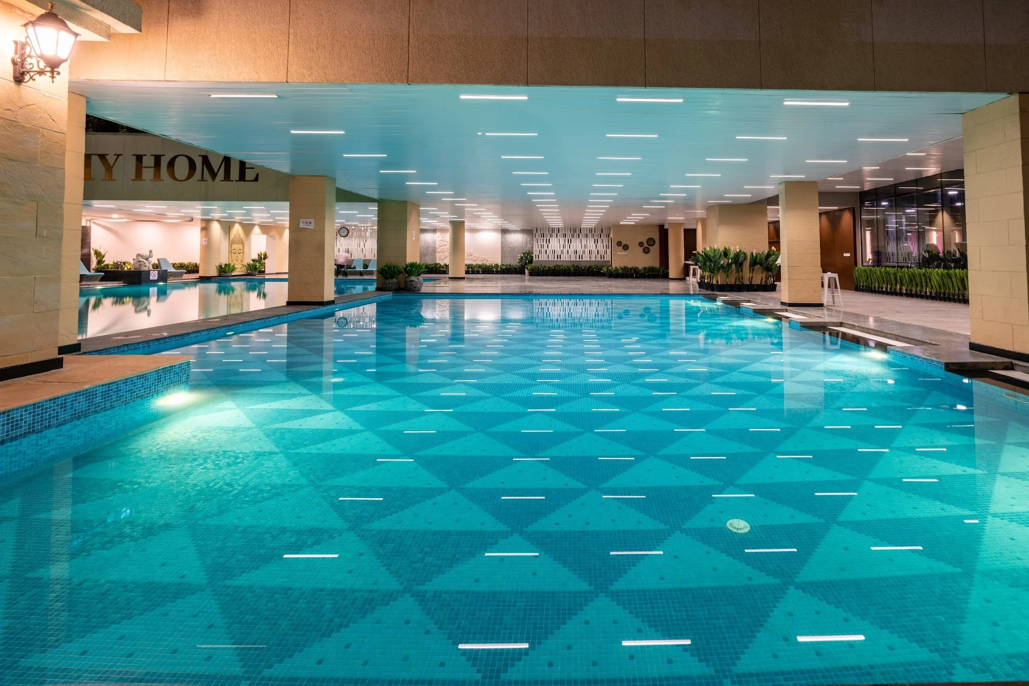 CLUB LUXE - POOL -16.jpg