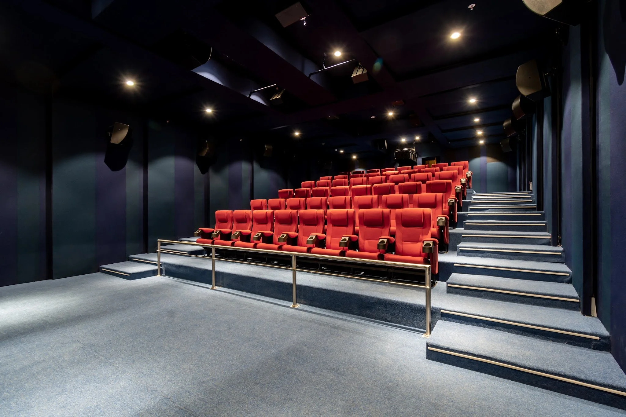 CLUB LUXE - THEATER -1.jpg