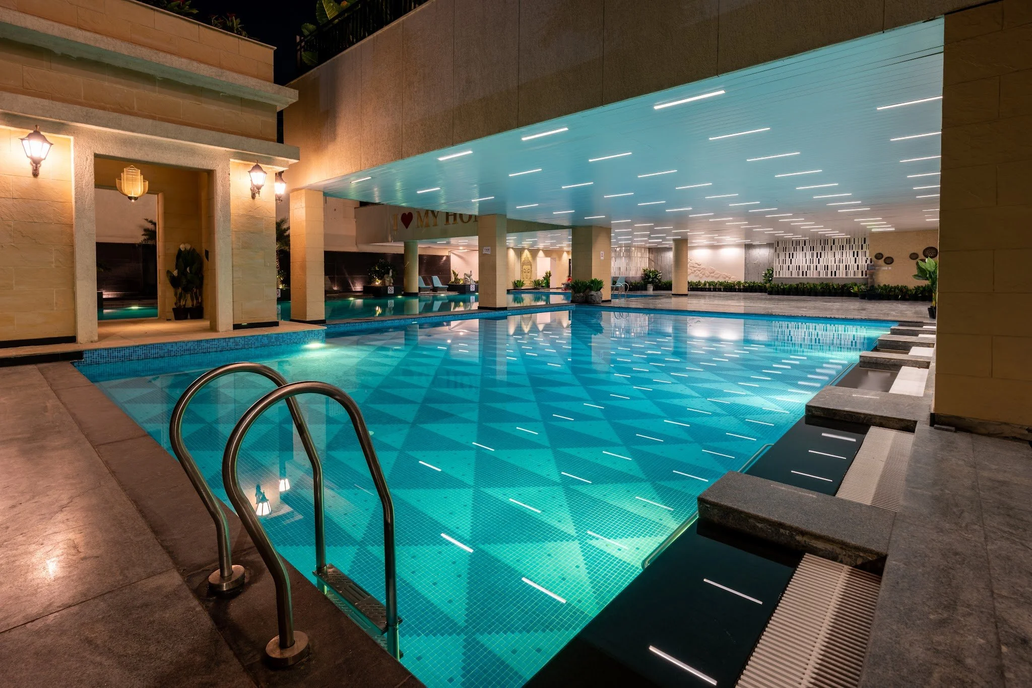 CLUB LUXE - POOL -15.jpg