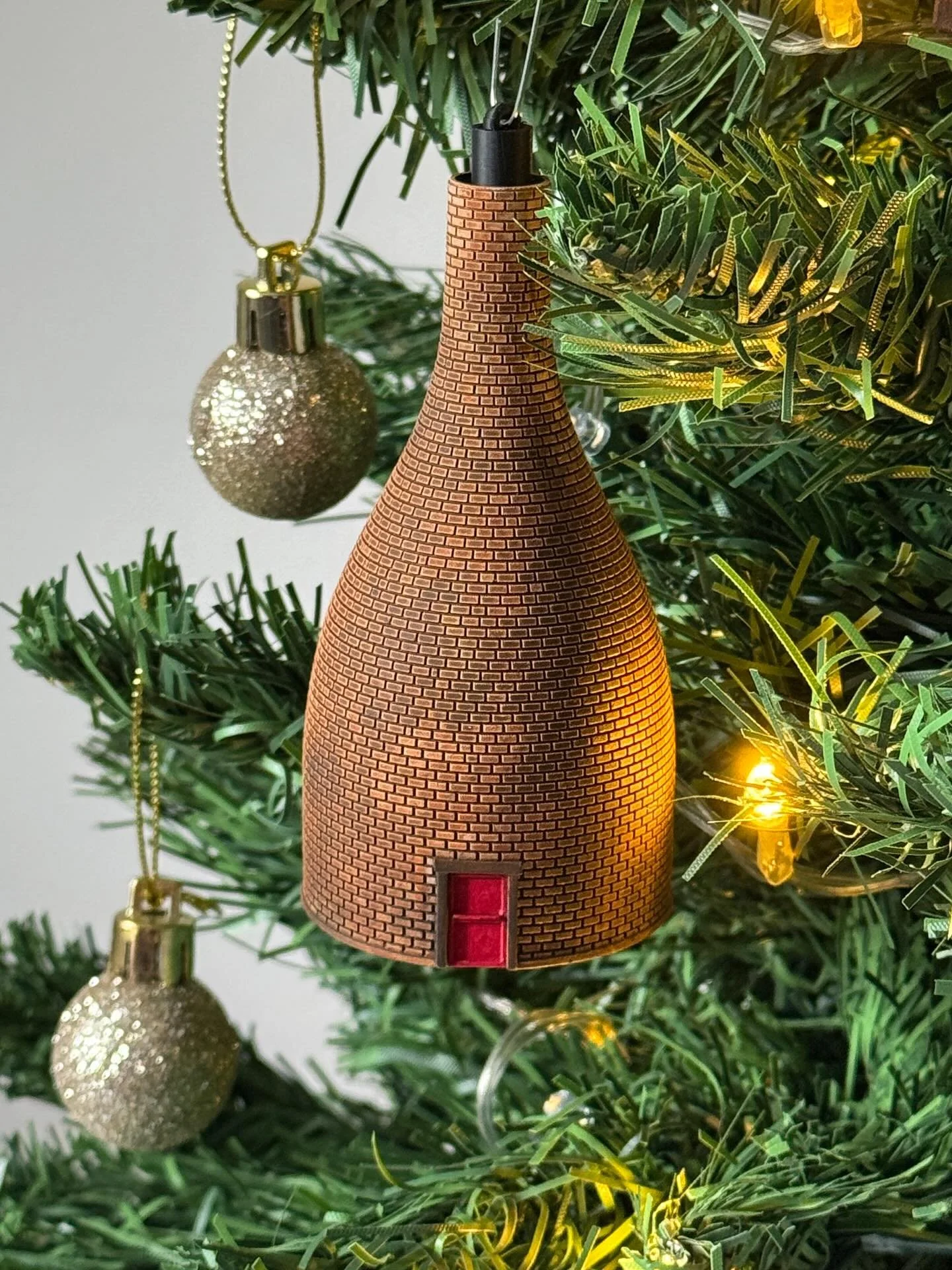 New shop drop! These bottle kiln Christmas decorations are available in brick or white colours. Add a little potteries vibe to your festivities this year! Link in bio. #christmas #bottlekiln #bottleoven #decoration #gift #christmastree #potteries #st