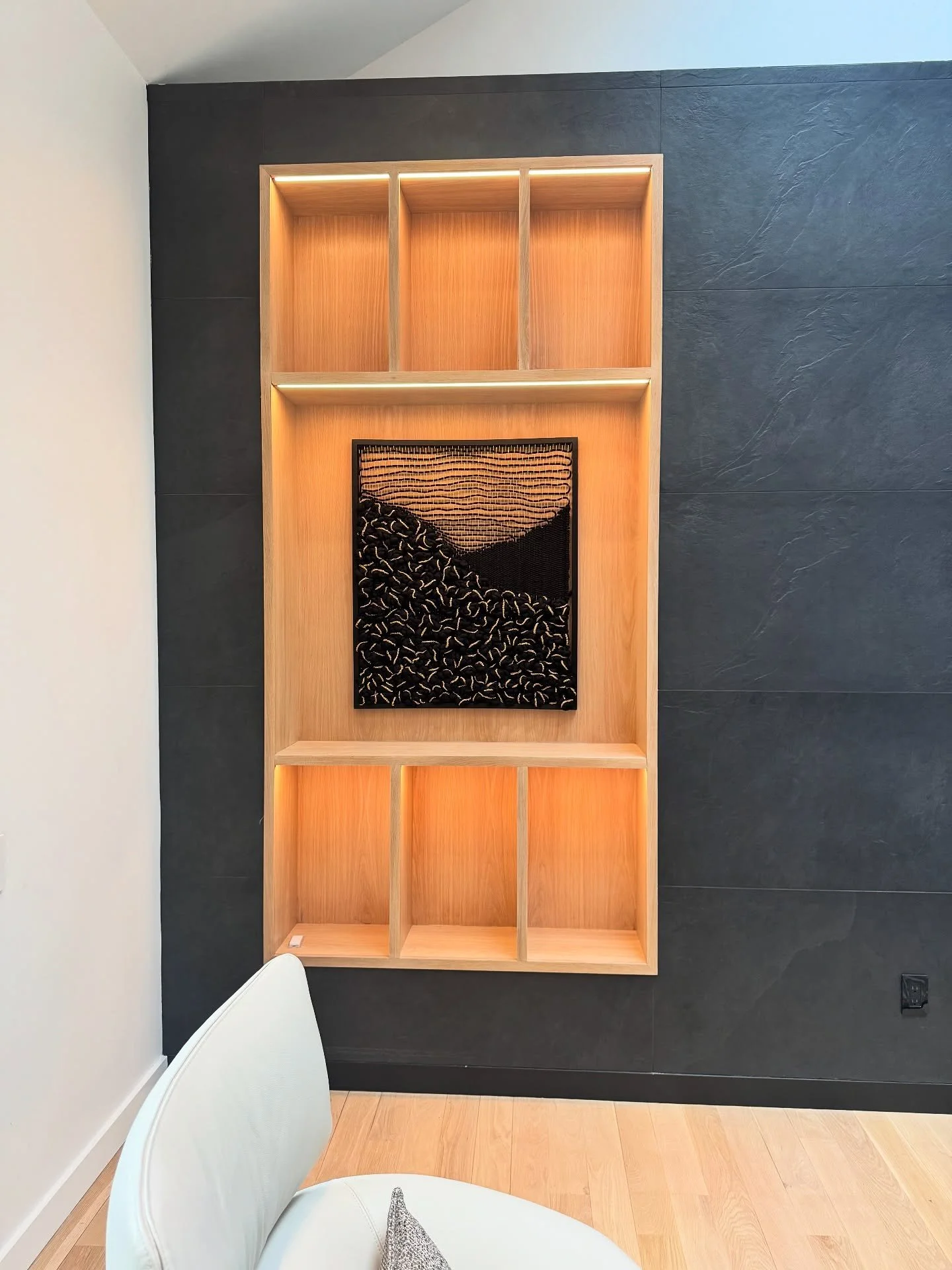 GILDED PEAKS in its forever home ✨
Goosebumps when I saw this&mdash;truly! 🥹 It&rsquo;s such a rare and emotional moment to see one of my pieces installed in its new space, and I&rsquo;m incredibly grateful to have received this photo.

Even more, I