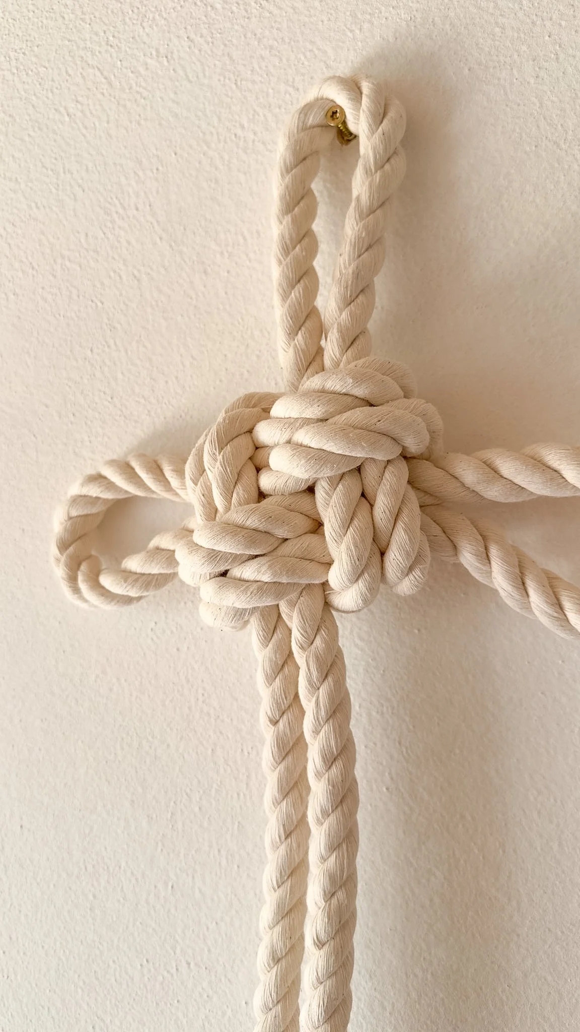 Detail of large Chinese Crown knot in 16mm cotton rope| Ana Salazar.JPG