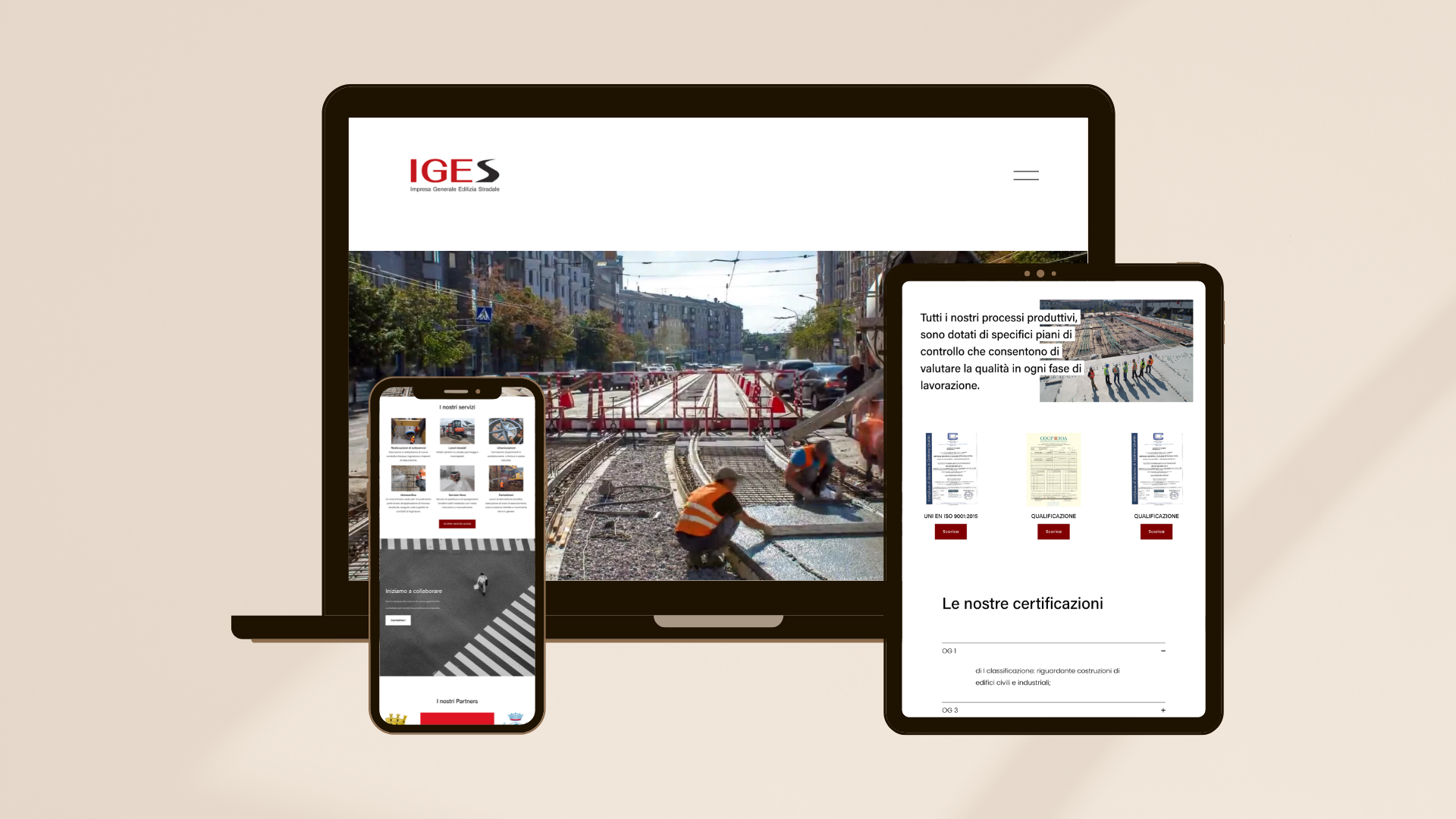 Schermata di un sito web e applicazioni mobili che mostrano servizi di lavori stradali e certificazioni, con immagini di operai che lavorano sulla strada e documenti ufficiali.