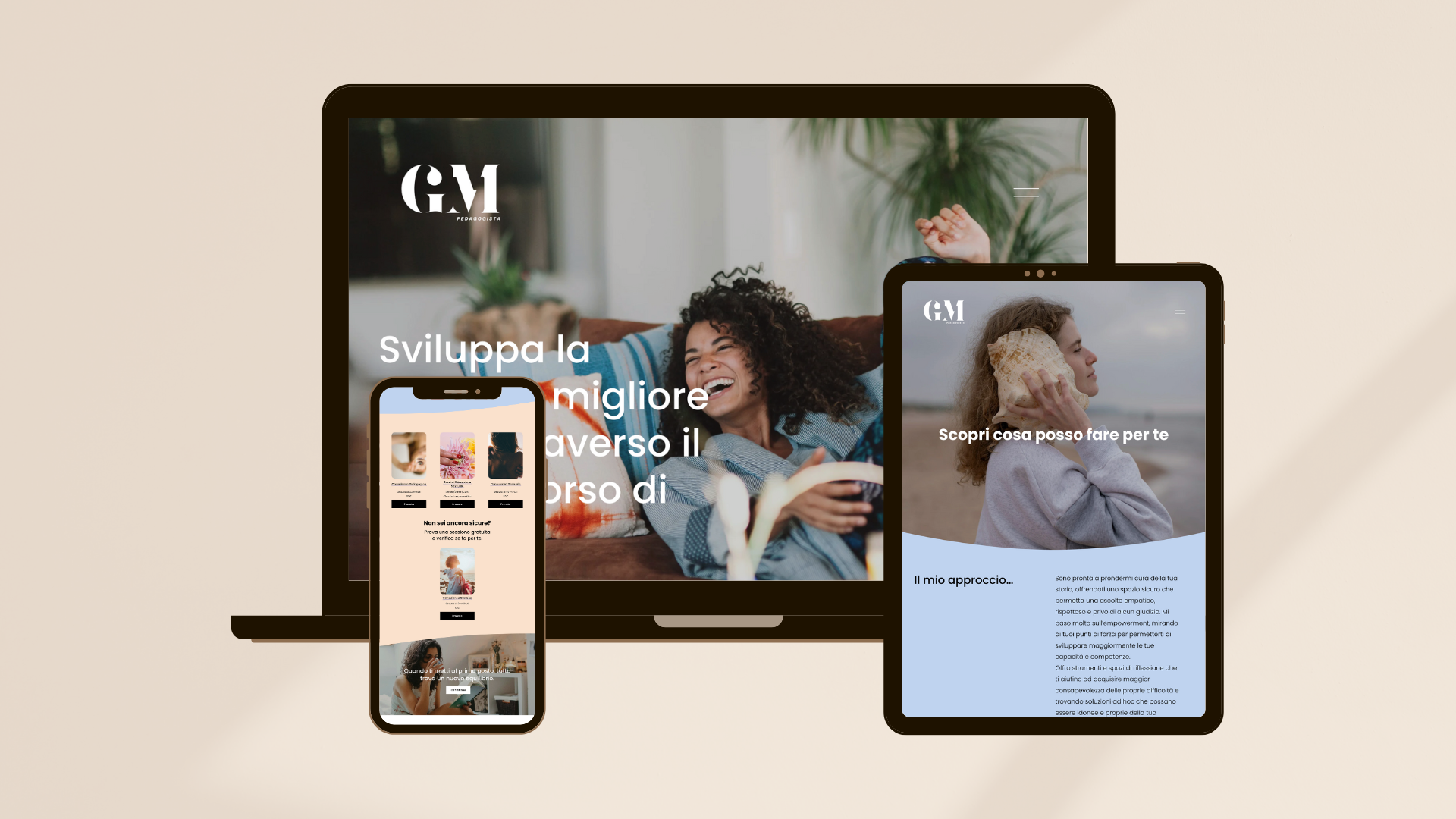 Schermate di dispositivi mobili e laptop che mostrano una pagina web di un corso di sviluppo personale, con immagini di persone sorridenti e rilassate.